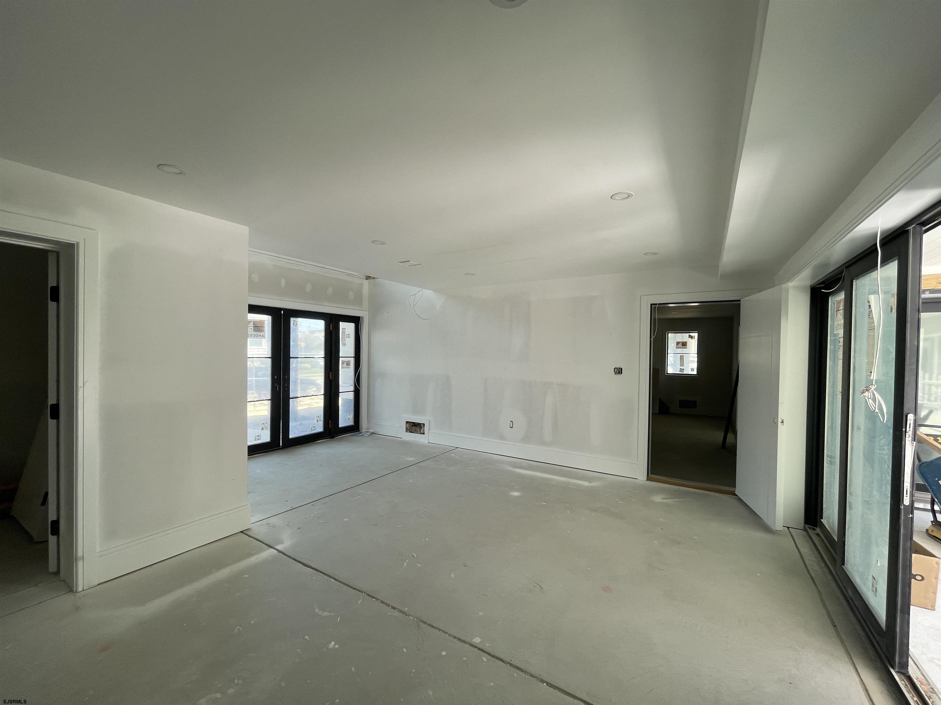 10 S Nassau Ave