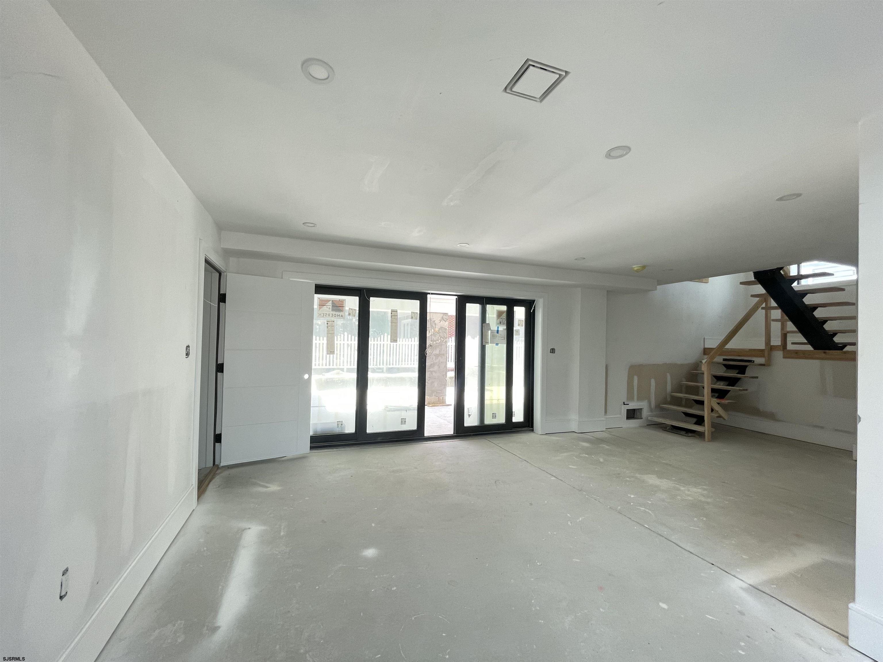 10 S Nassau Ave