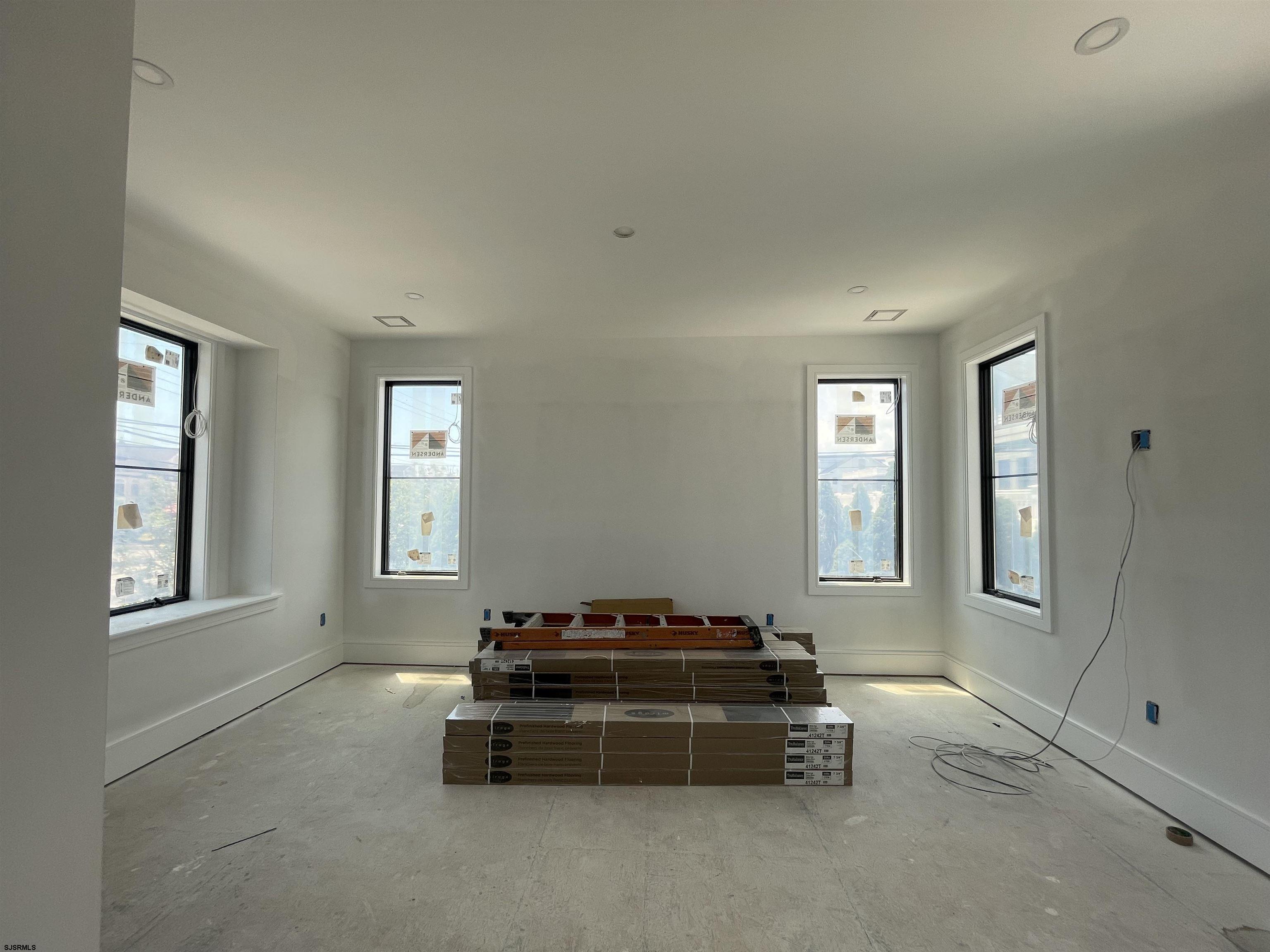 10 S Nassau Ave