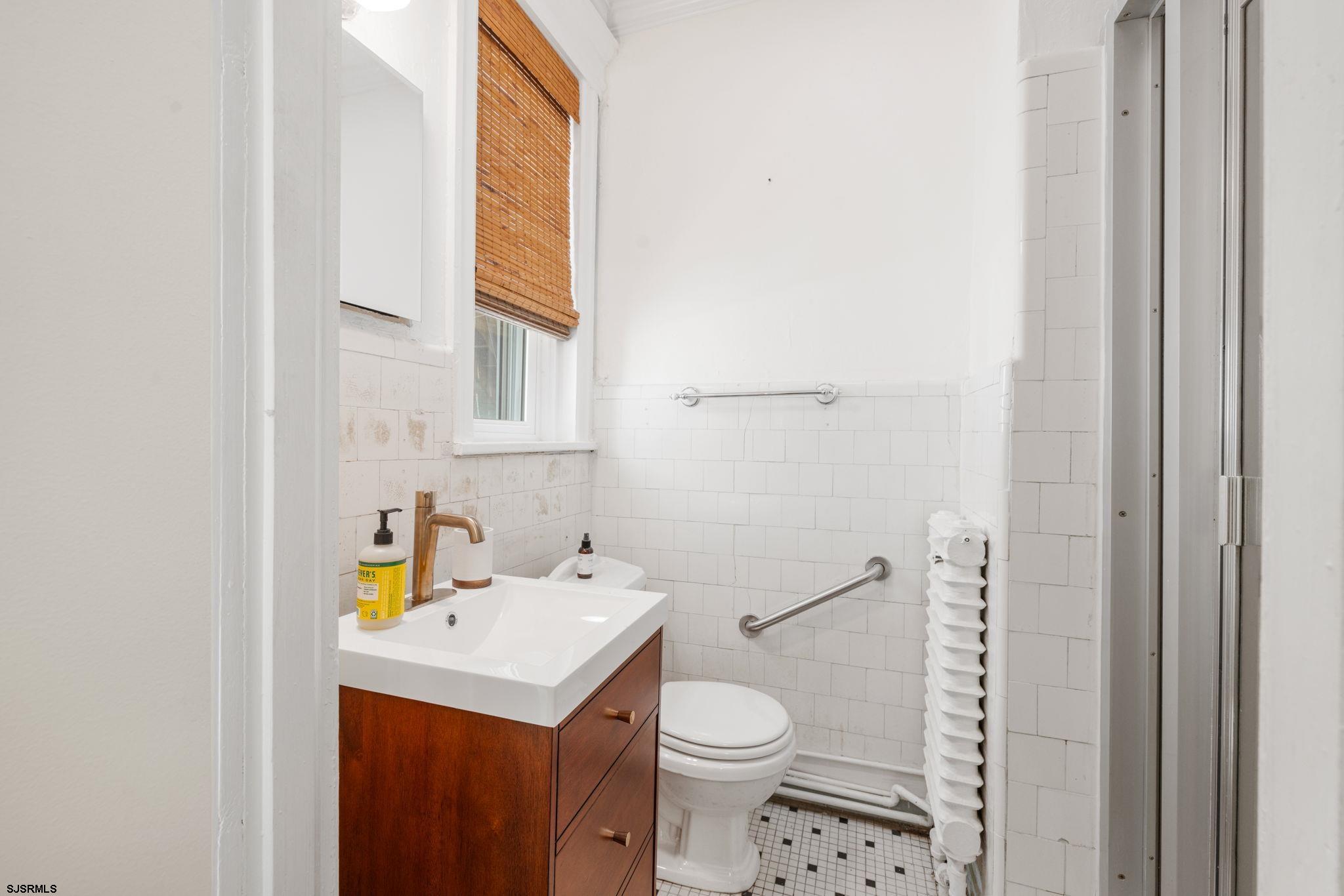1 S Bartram Ave Unit: 4