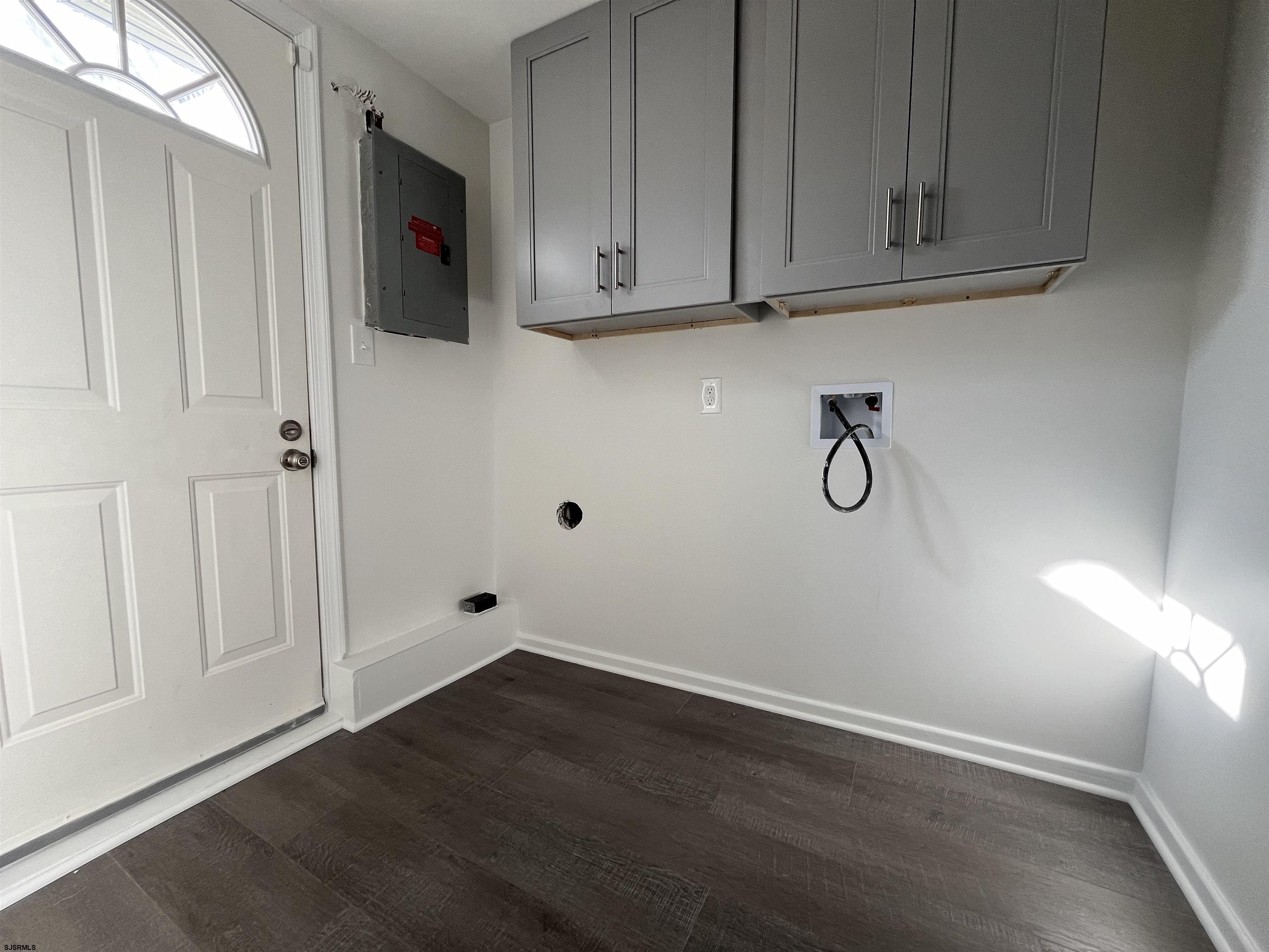 1 W Lee Ave