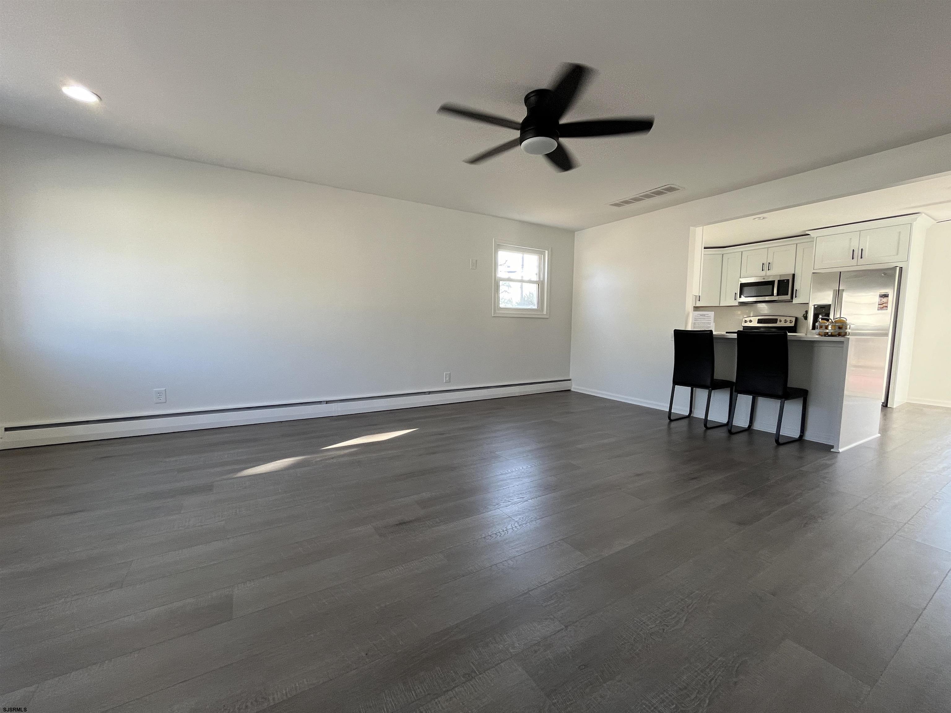 1 W Lee Ave