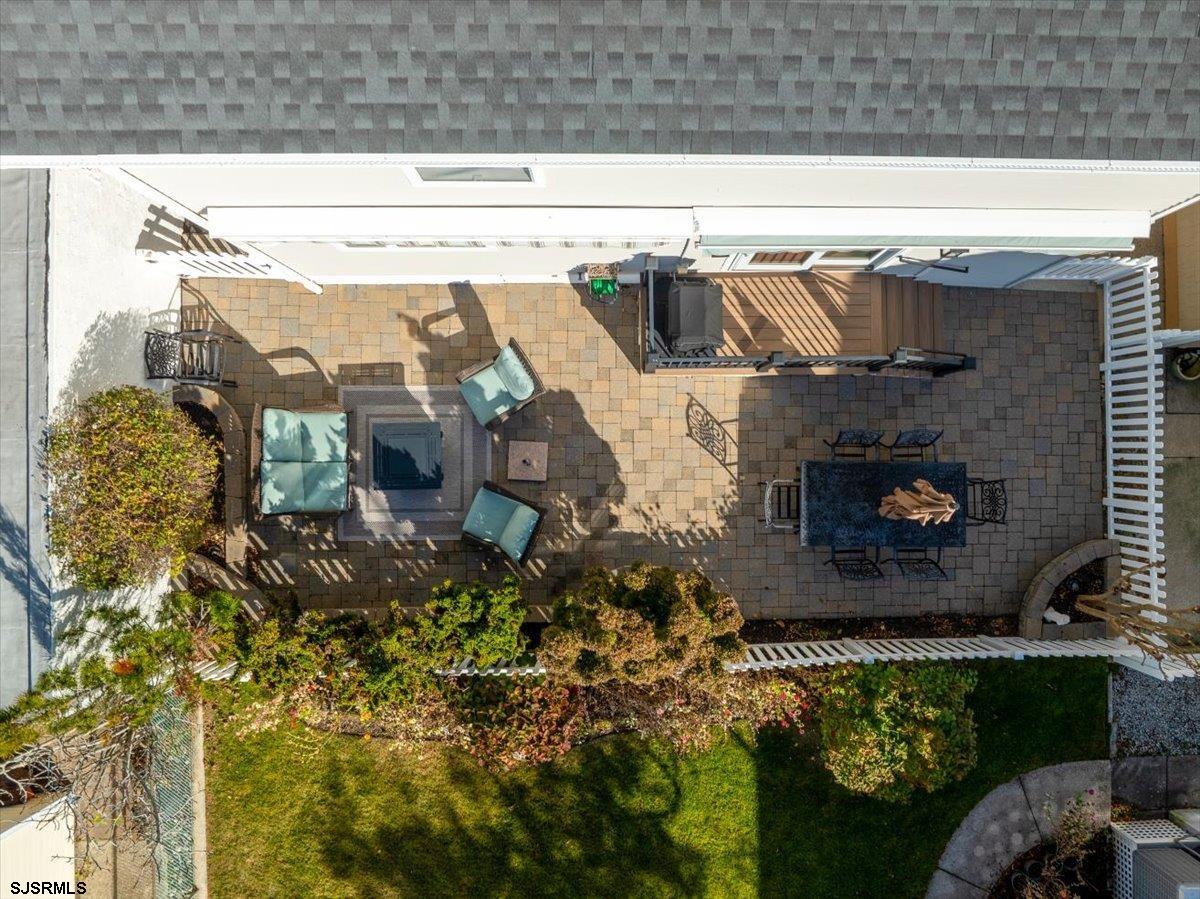 10 S Iroquois Ave
