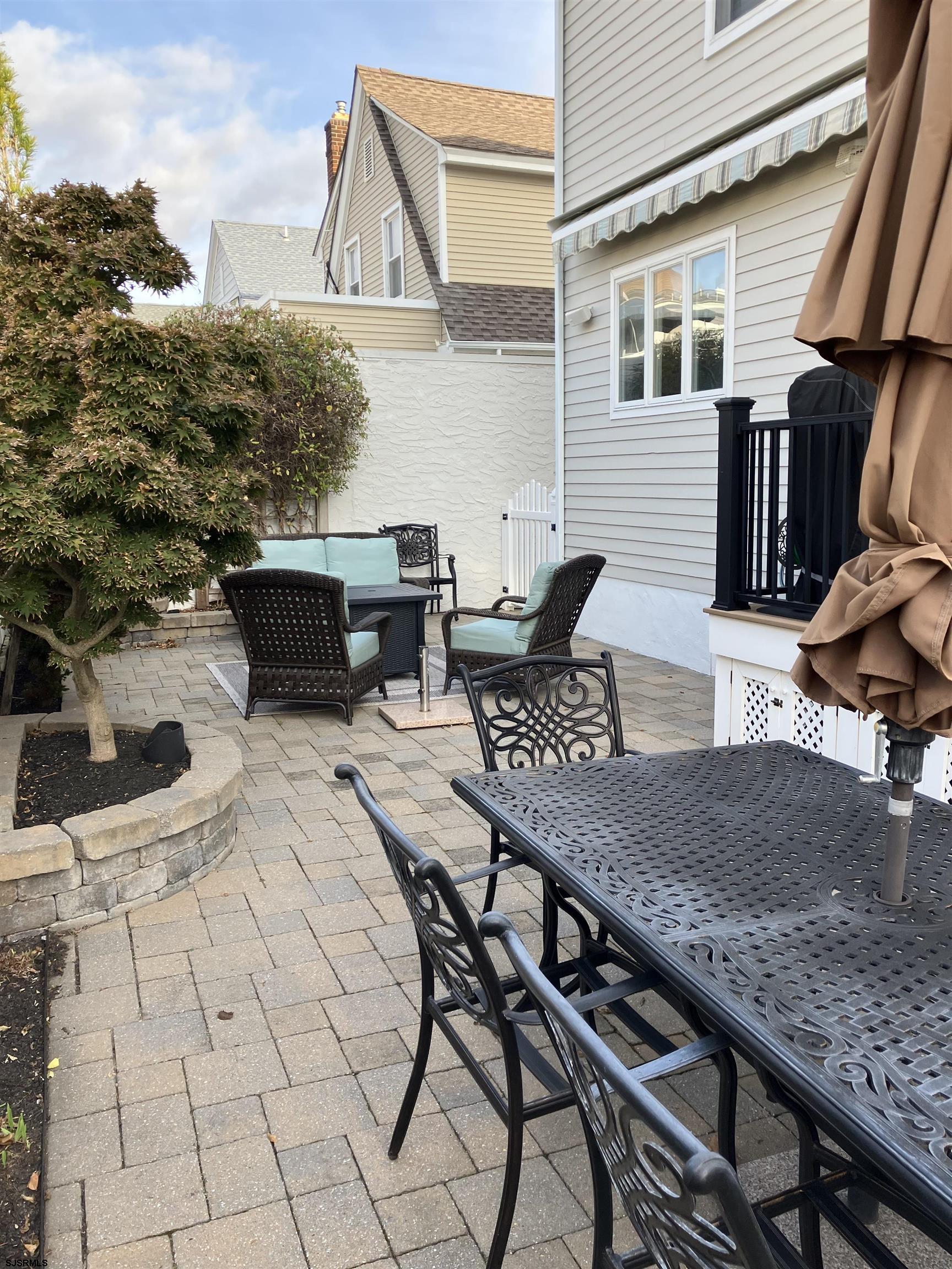 10 S Iroquois Ave