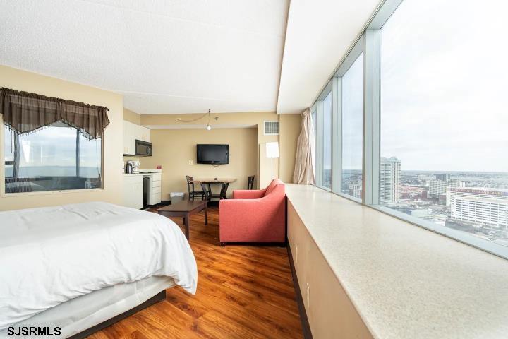 1515 Boardwalk Unit: 2704