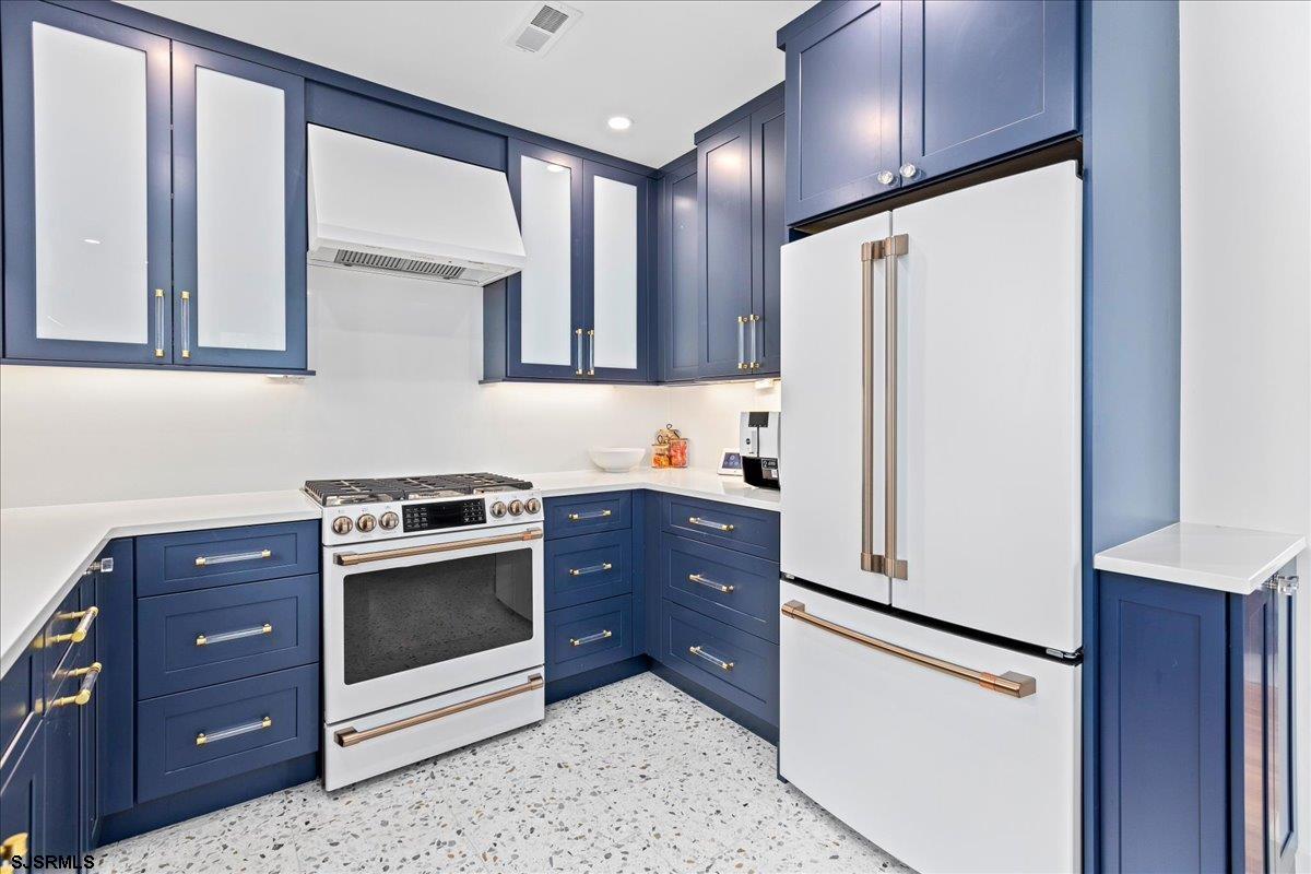 121 N Gladstone Ave