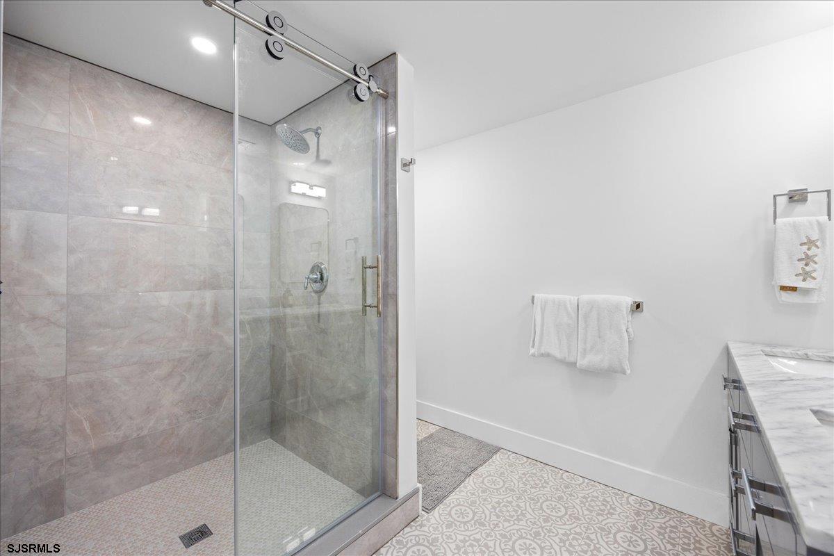 8 S Colmar Cir