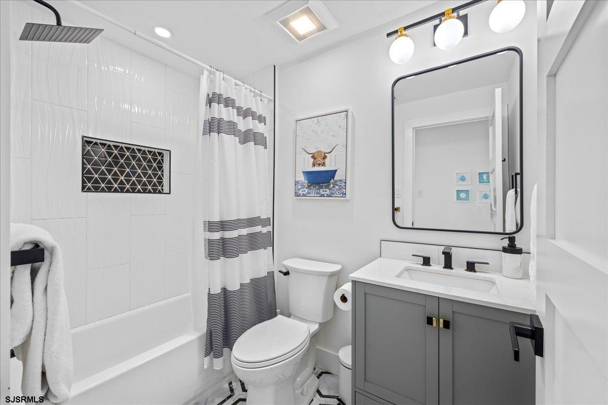 8 S Colmar Cir