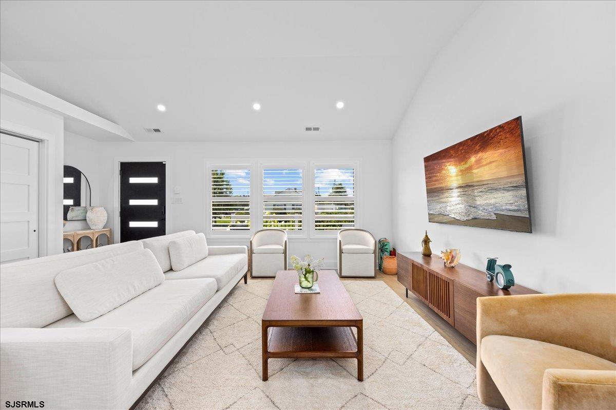 8 S Colmar Cir