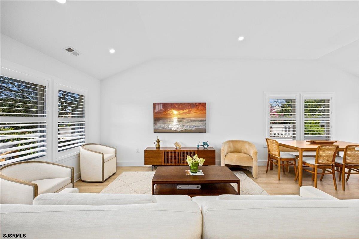 8 S Colmar Cir