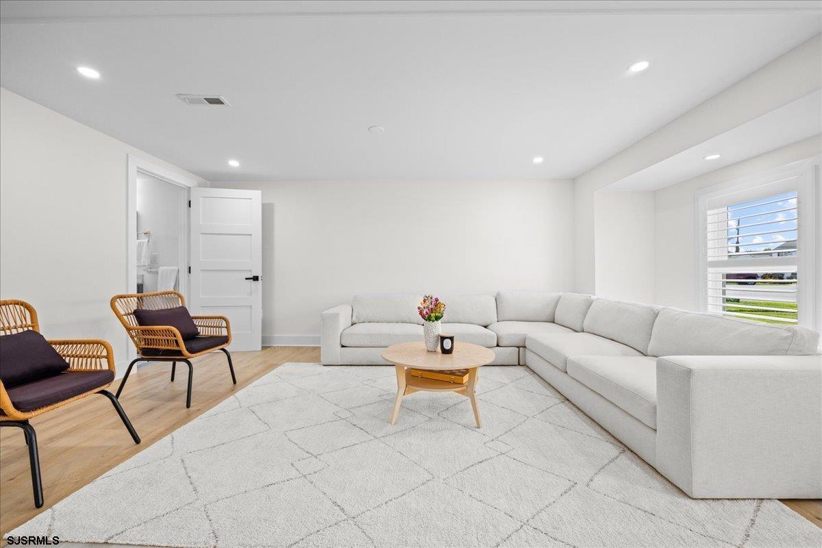 8 S Colmar Cir
