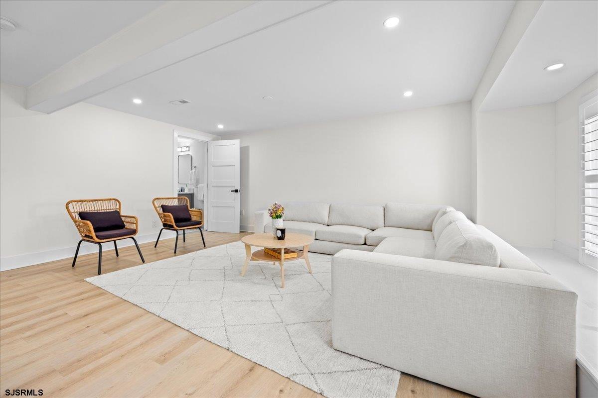 8 S Colmar Cir