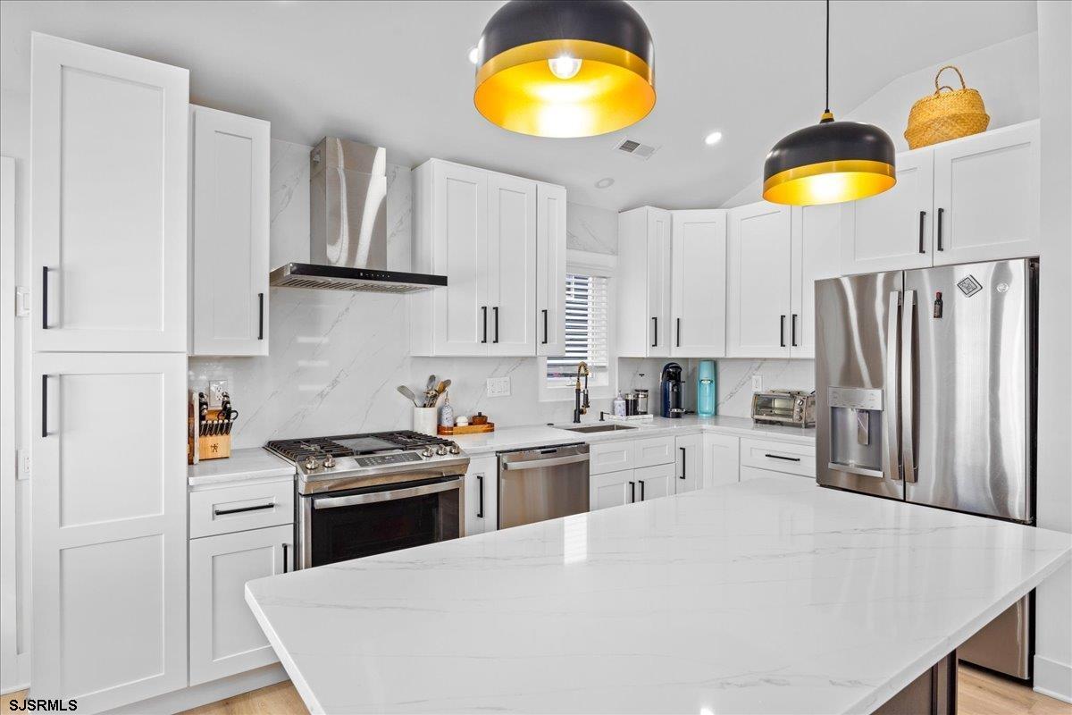 8 S Colmar Cir