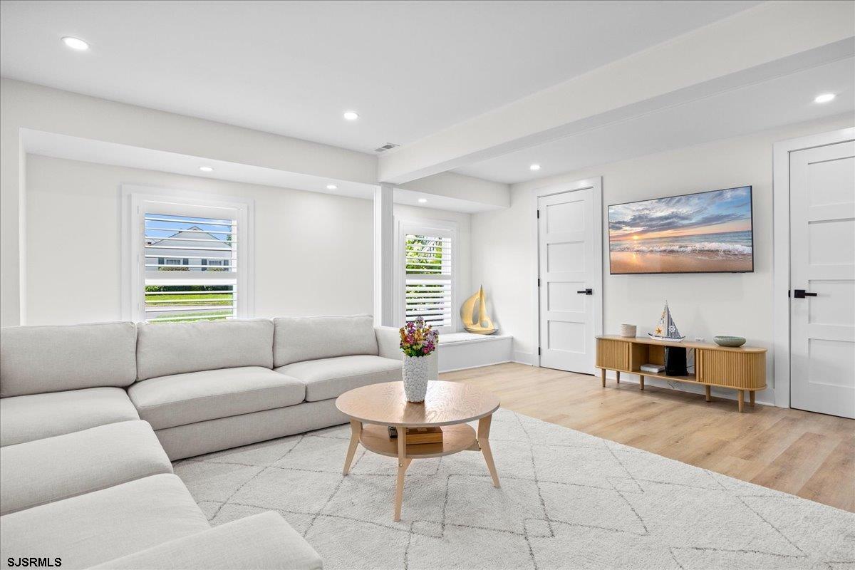 8 S Colmar Cir