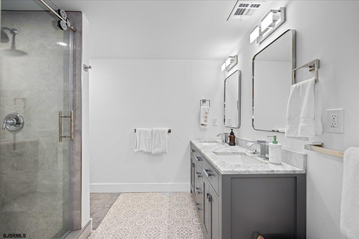 8 S Colmar Cir