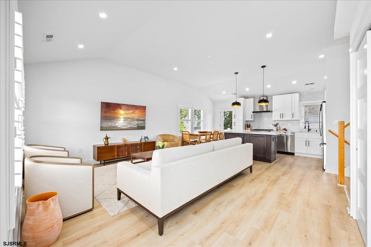 8 S Colmar Cir