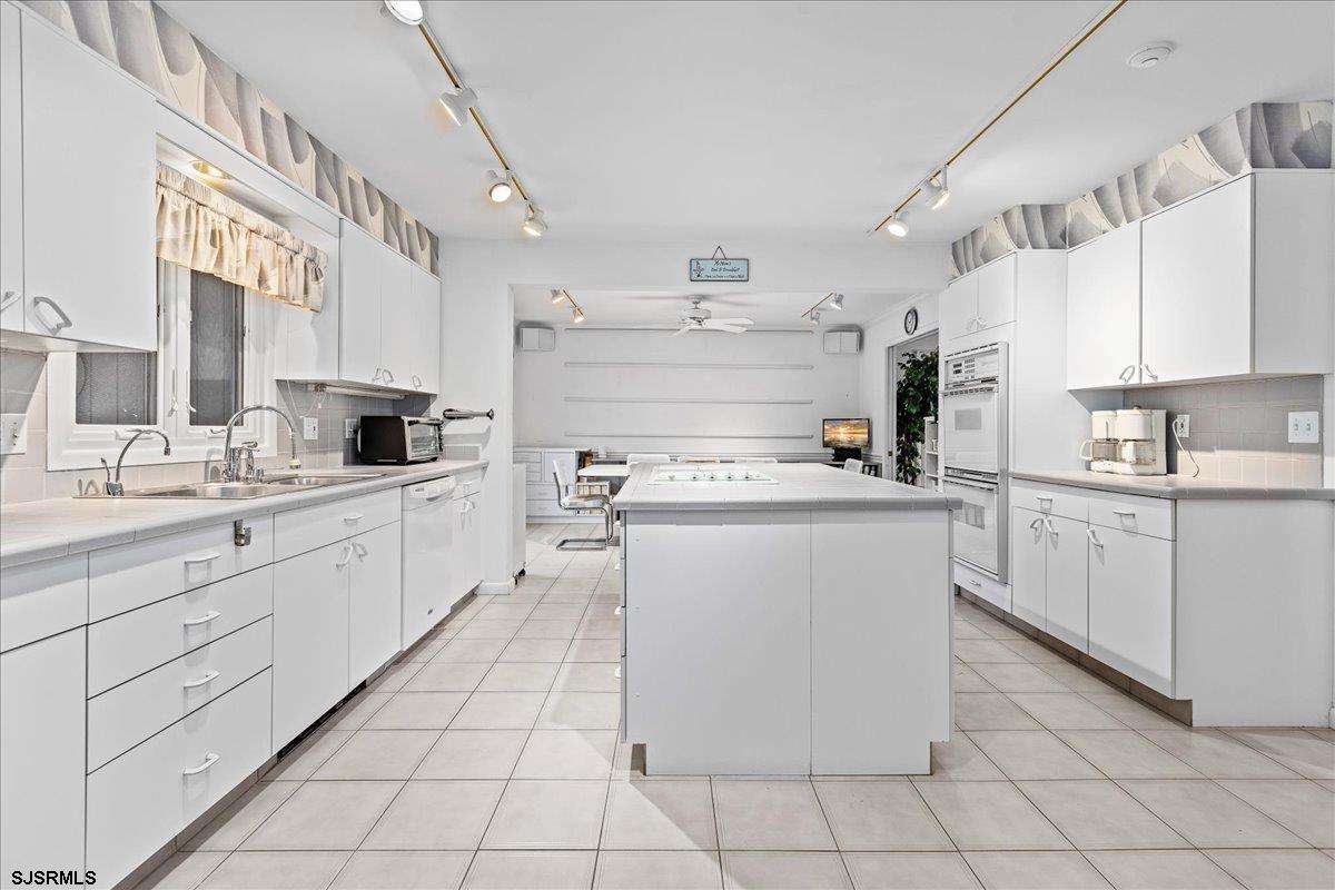 7905 Lagoon Dr