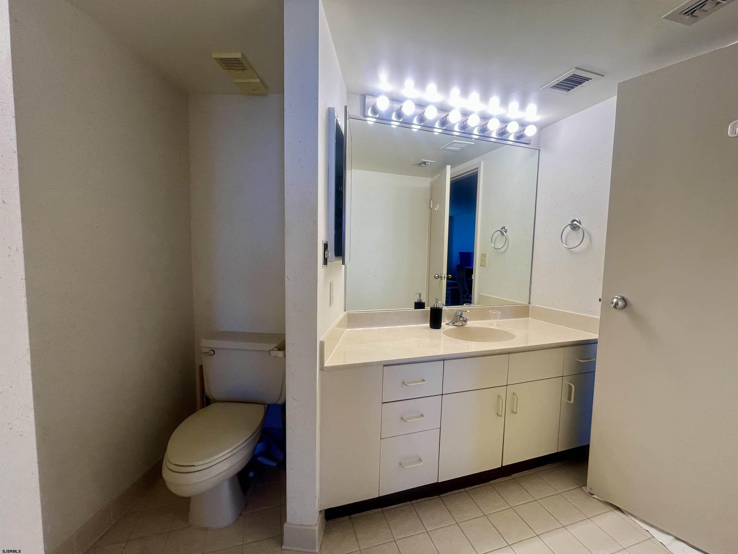 1515 Boardwalk Unit: 809