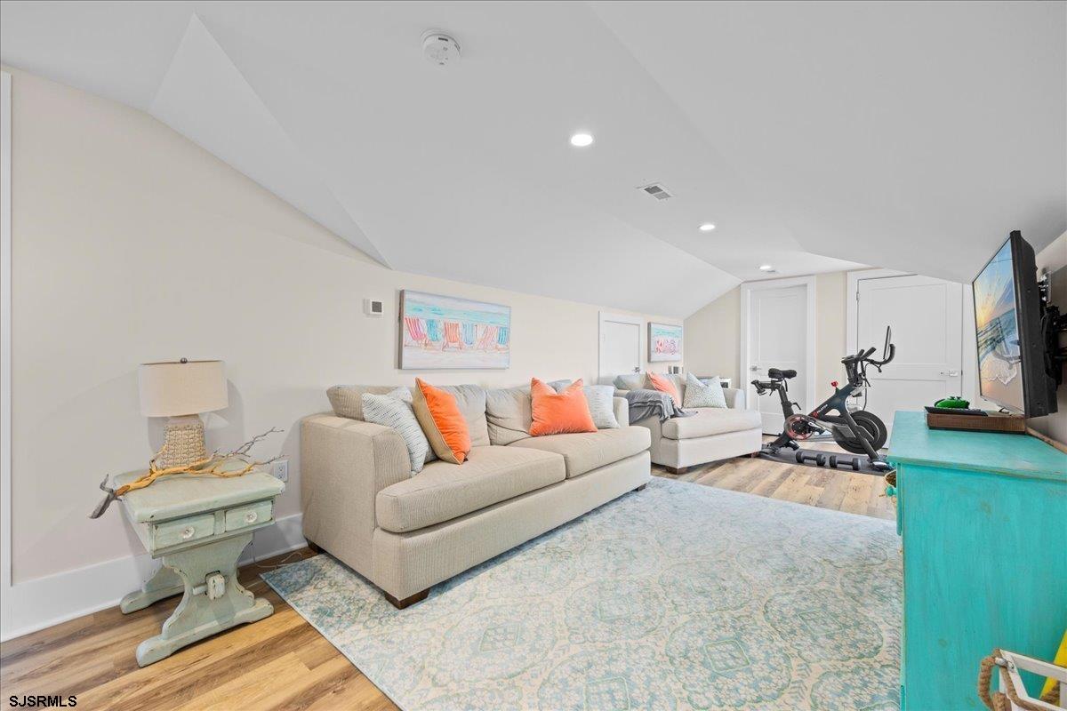 437 N Thurlow