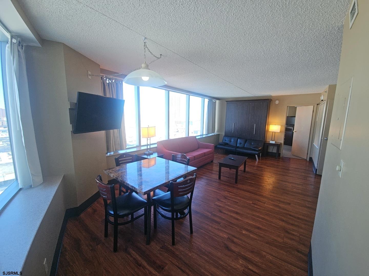 1515 Boardwalk Unit: 911
