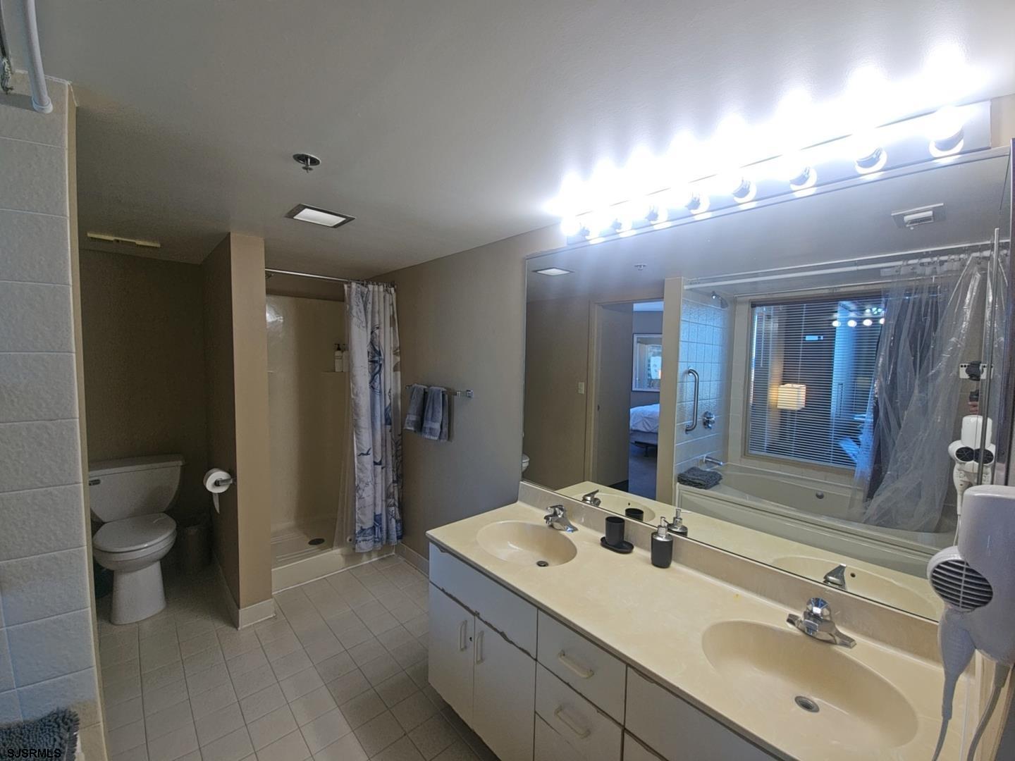 1515 Boardwalk Unit: 911