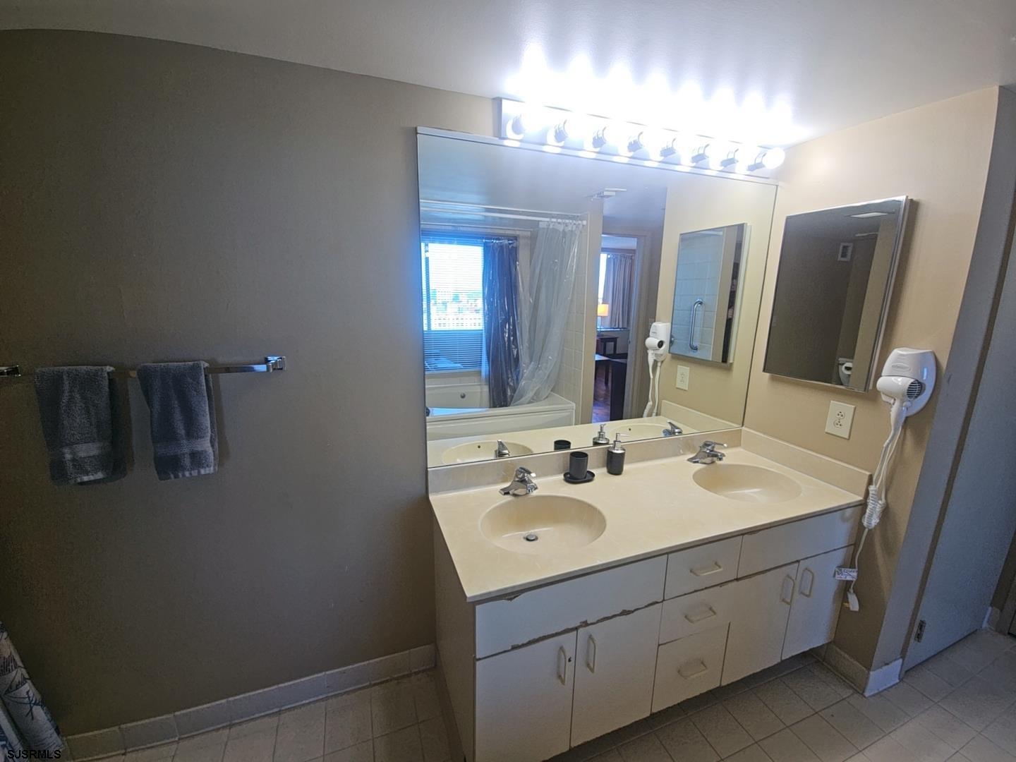 1515 Boardwalk Unit: 911