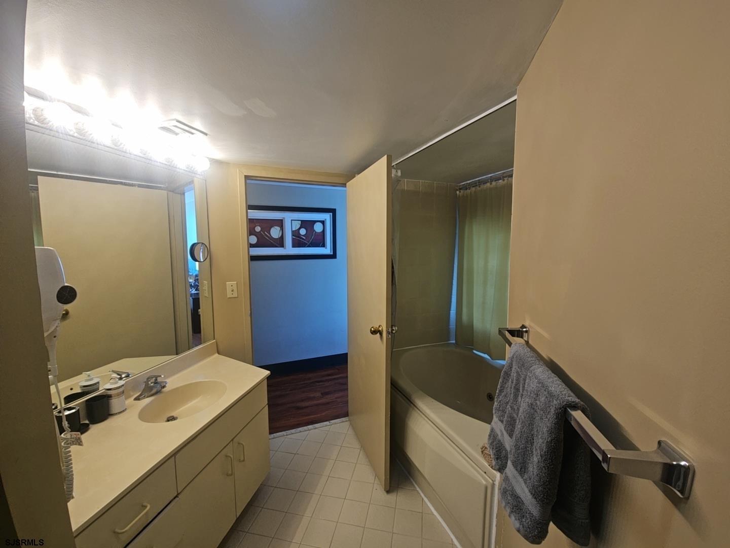 1515 Boardwalk Unit: 1907