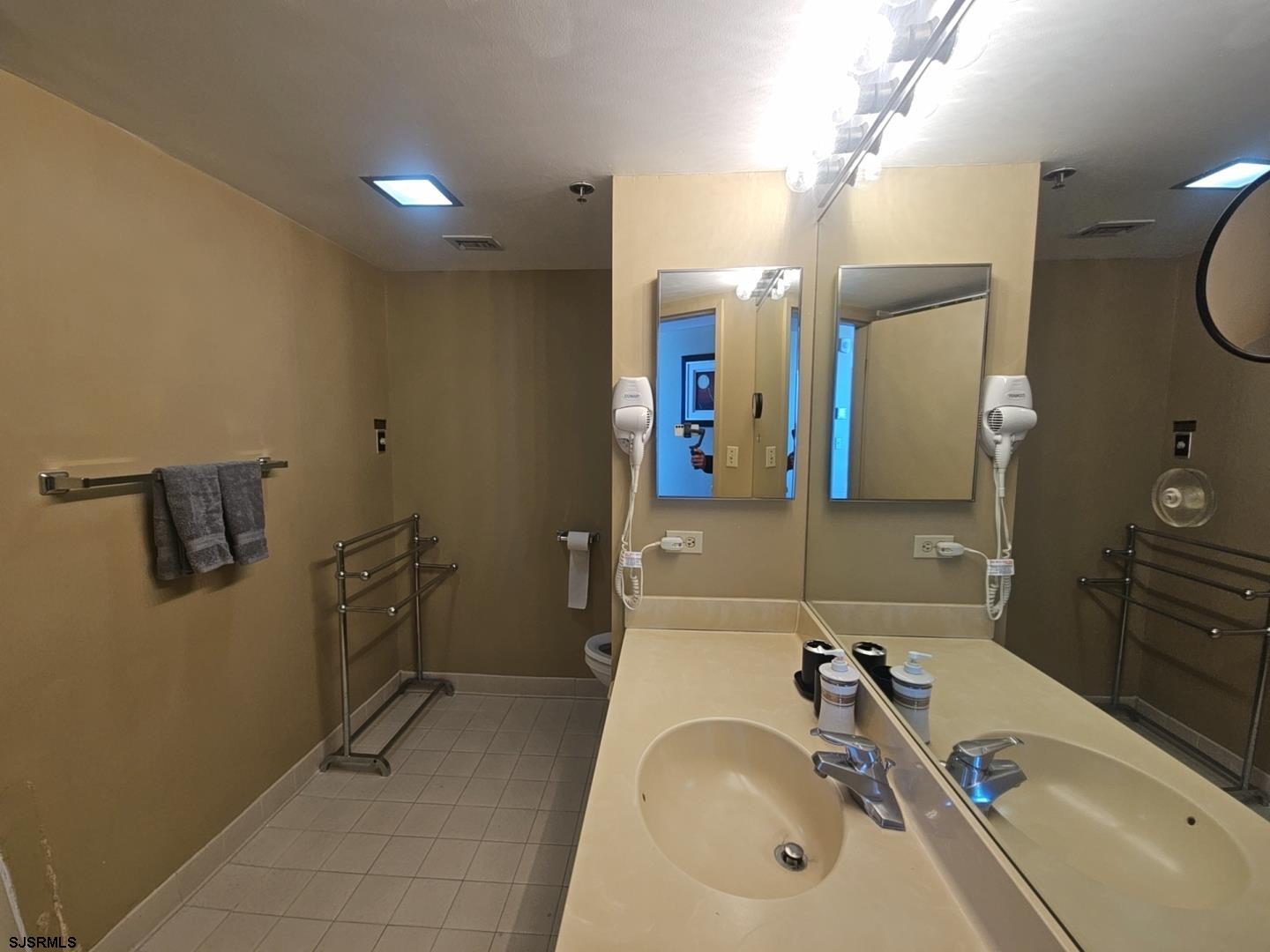 1515 Boardwalk Unit: 1907