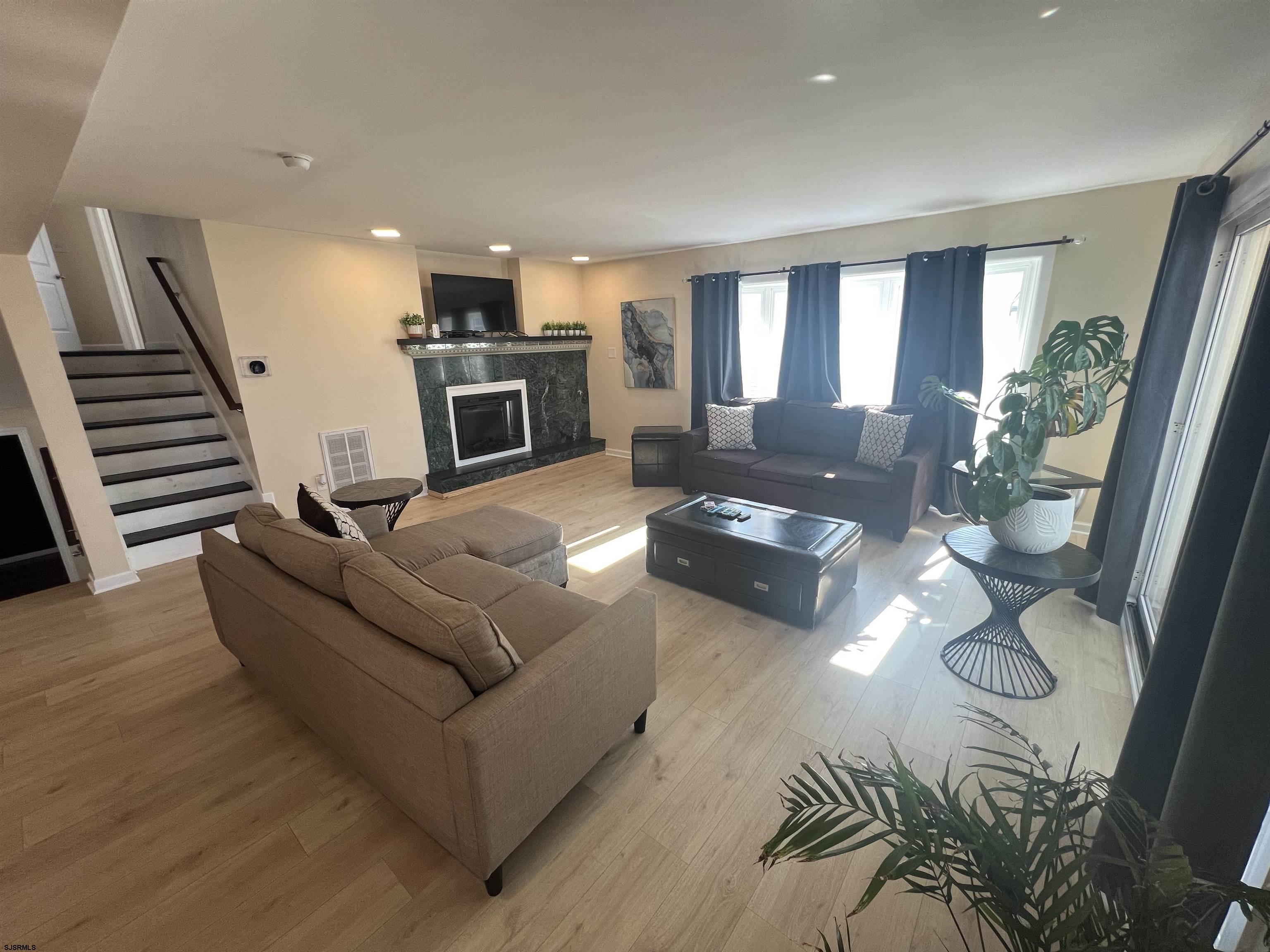 239 N Derby Ave