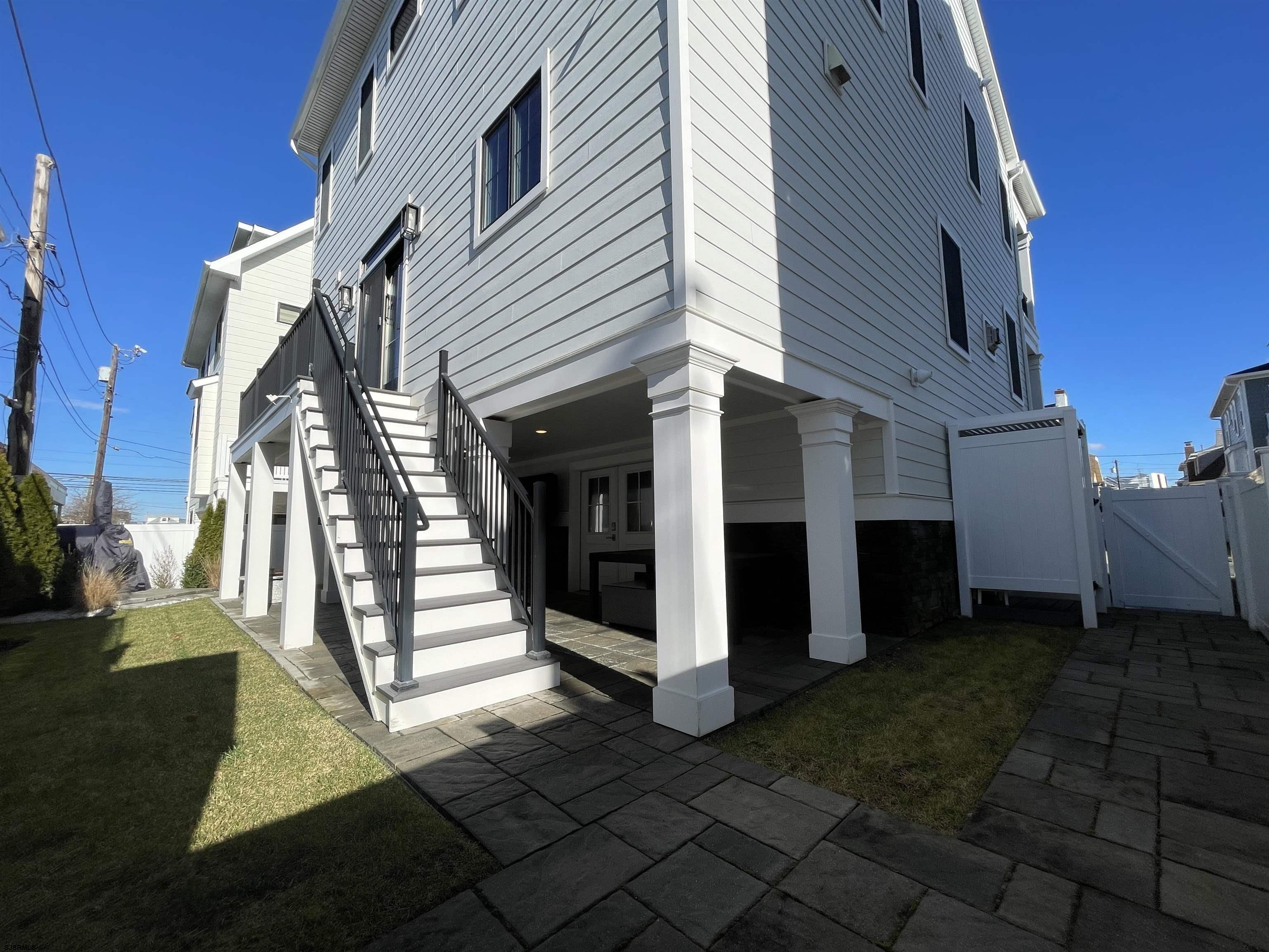 102 S Essex Ave