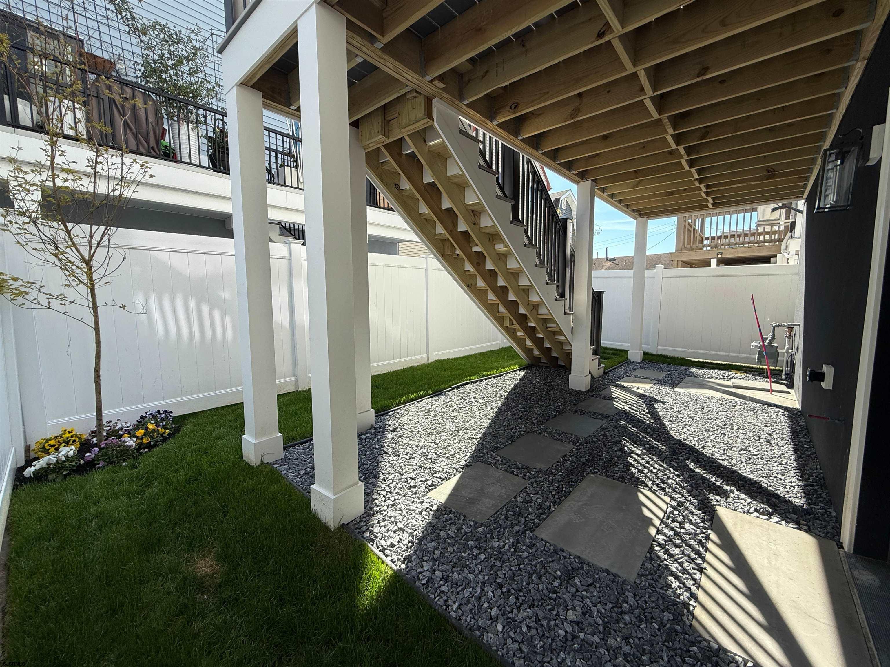 207 N Sacramento Ave