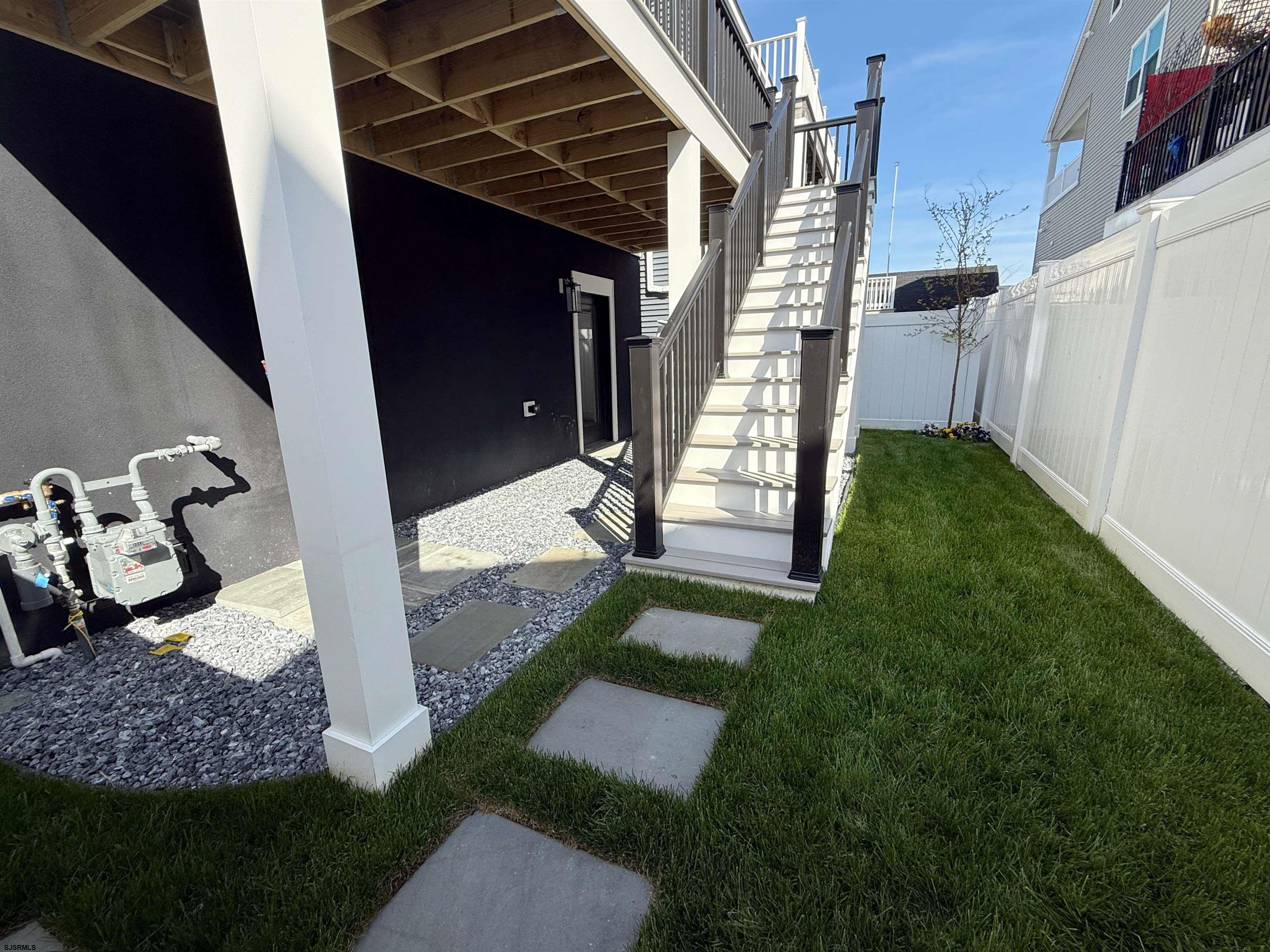 207 N Sacramento Ave