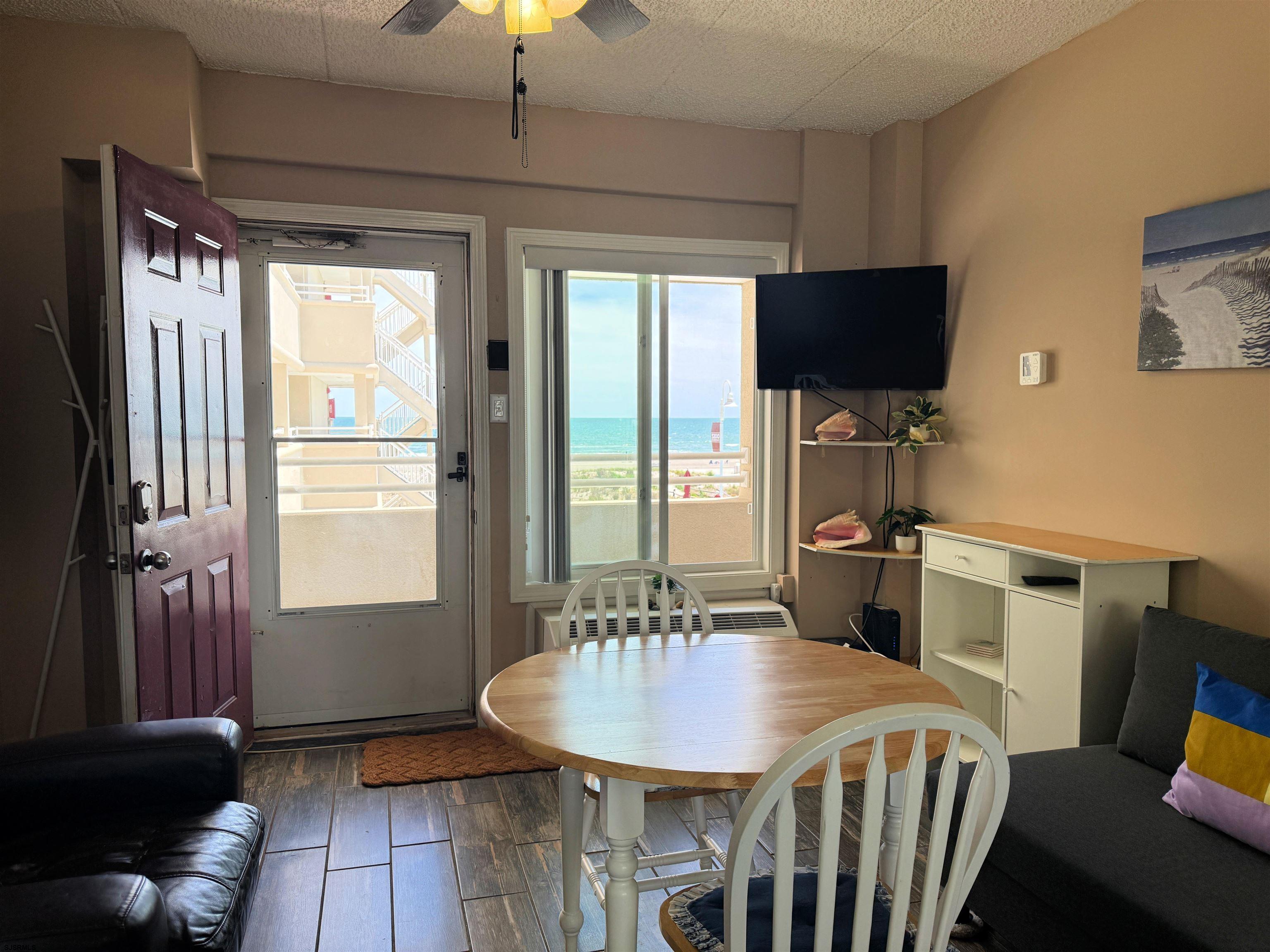 5300 Boardwalk Ave Unit: 220