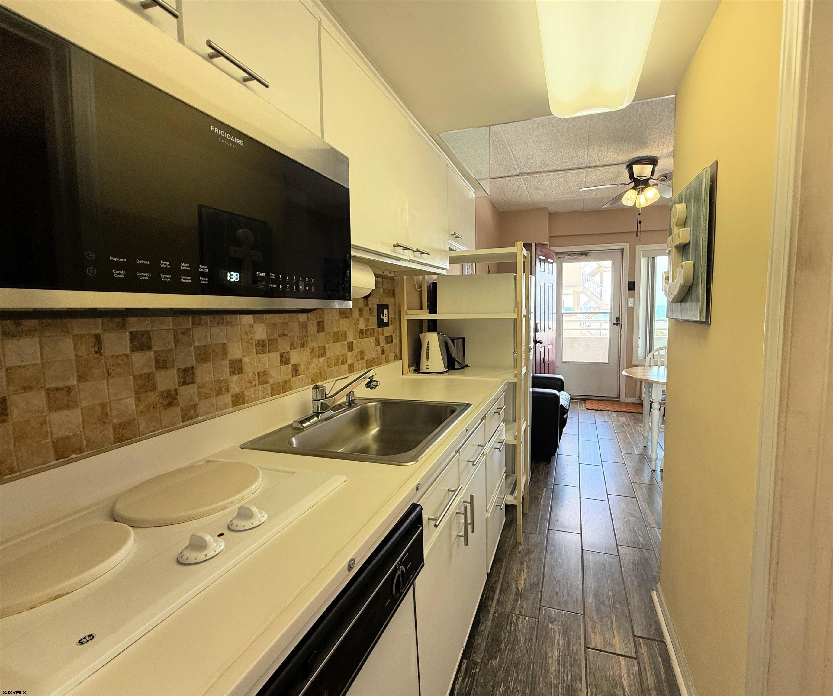 5300 Boardwalk Ave Unit: 220