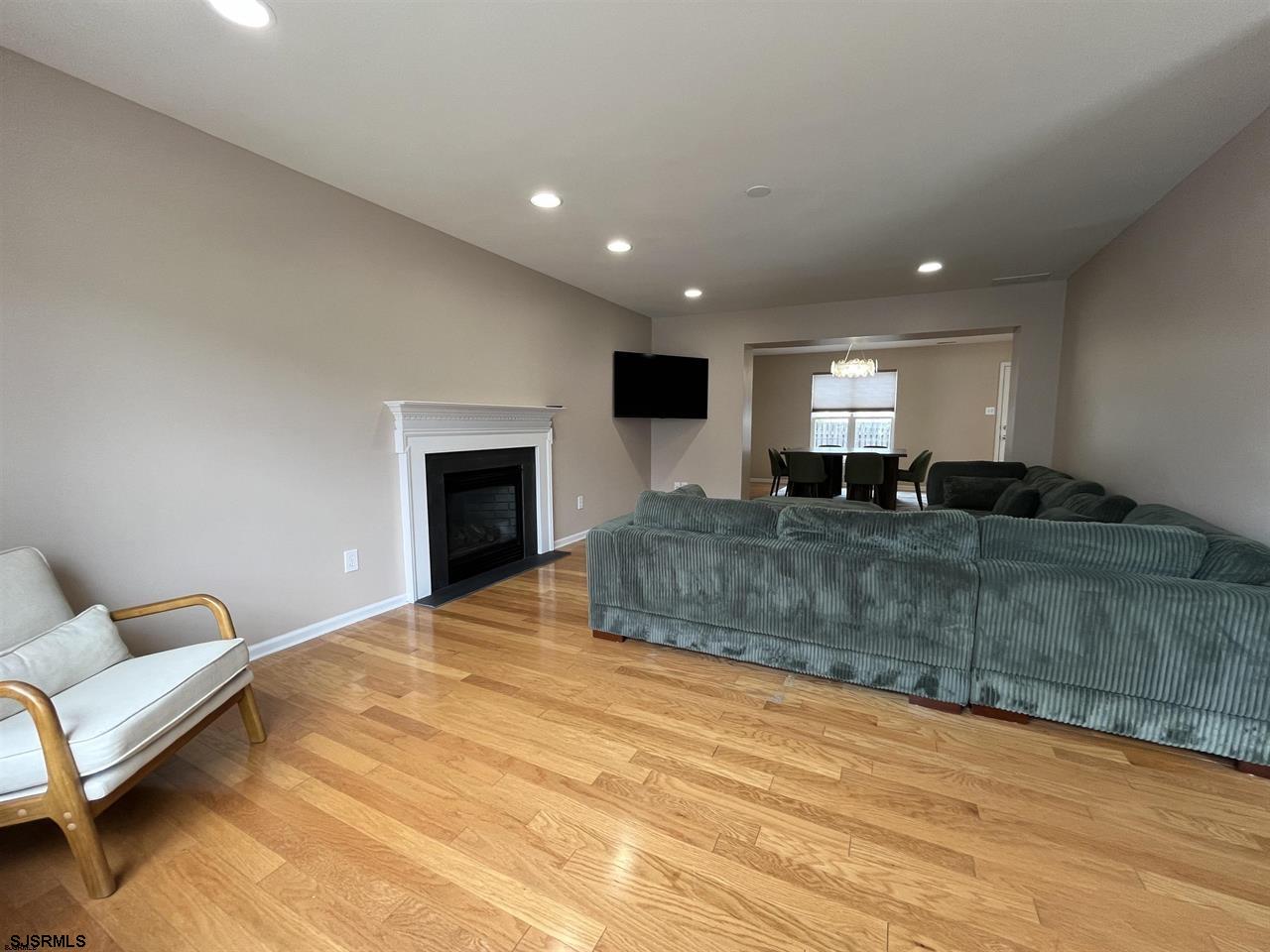 807 N Victoria