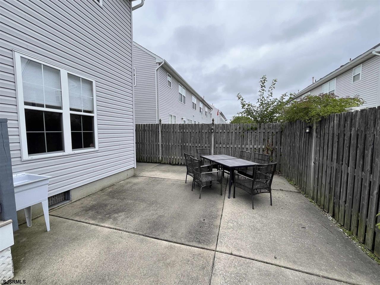 807 N Victoria