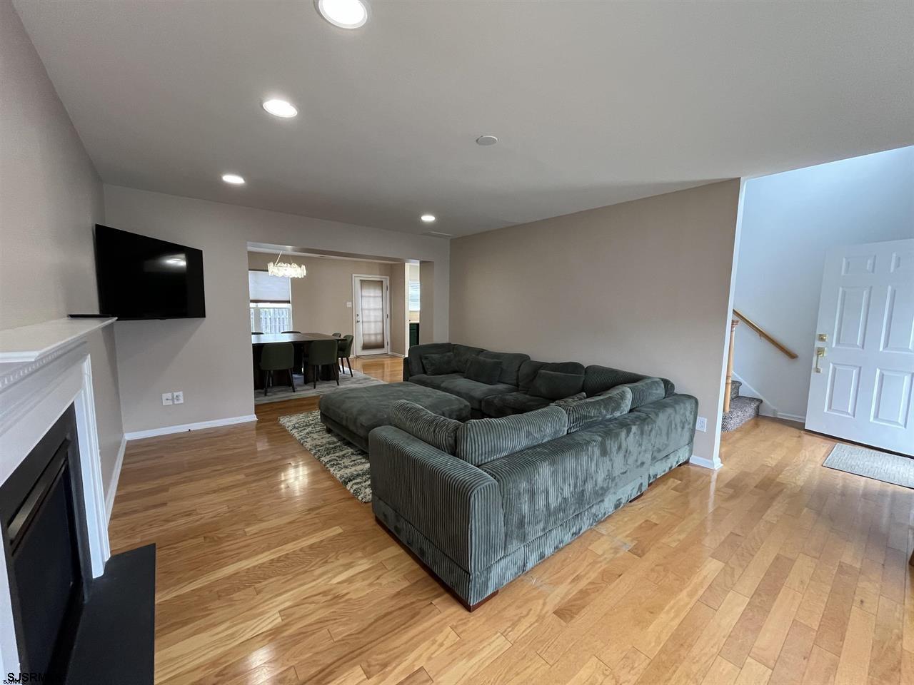 807 N Victoria