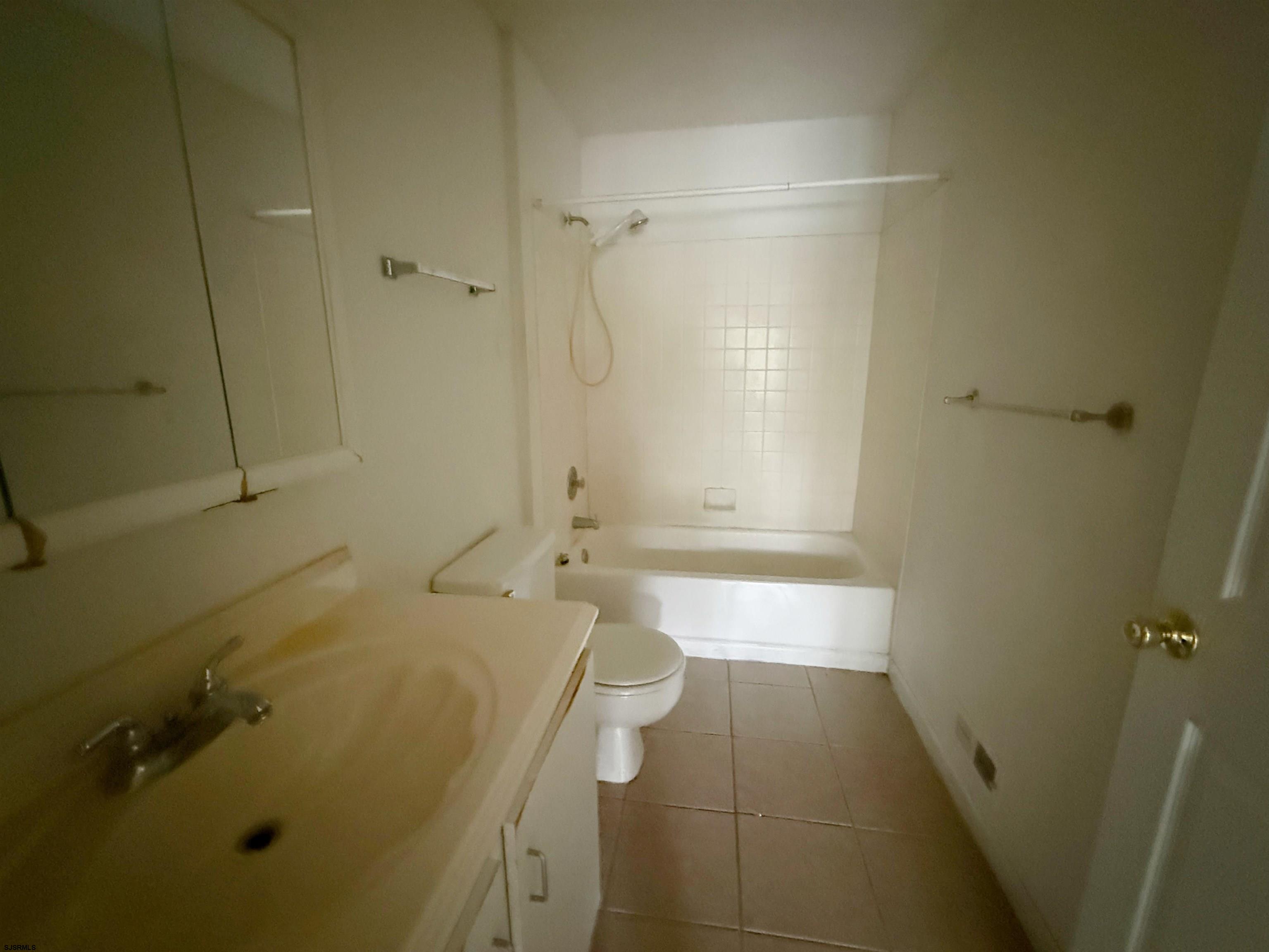 172 Colonial Ct Unit: 172