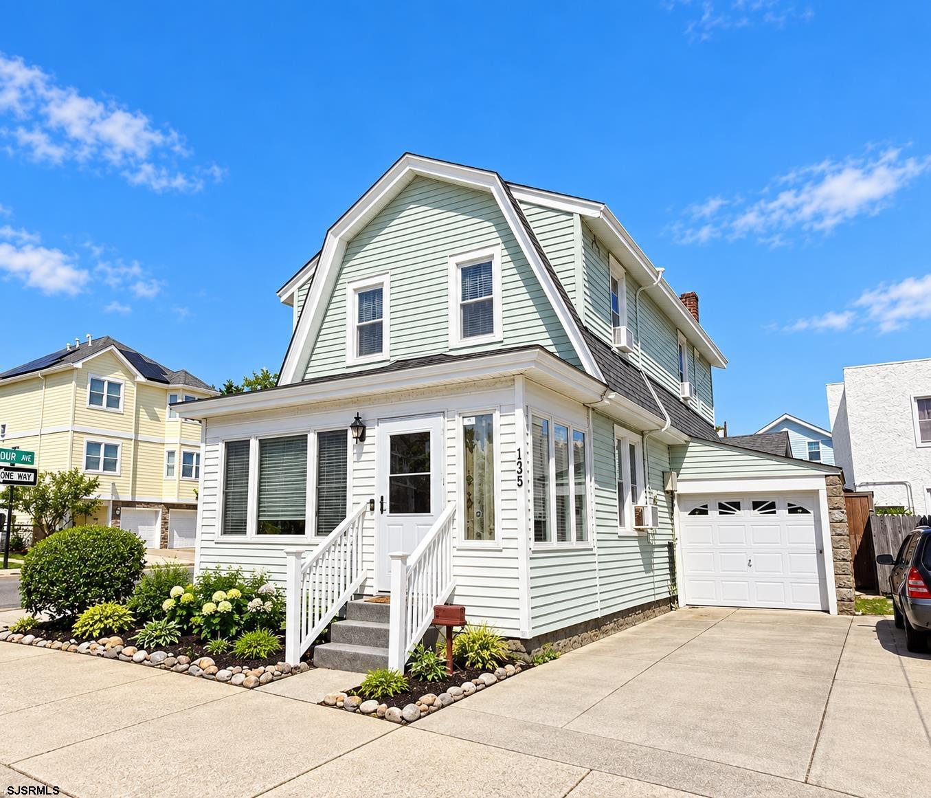 135 N Avolyn Ave