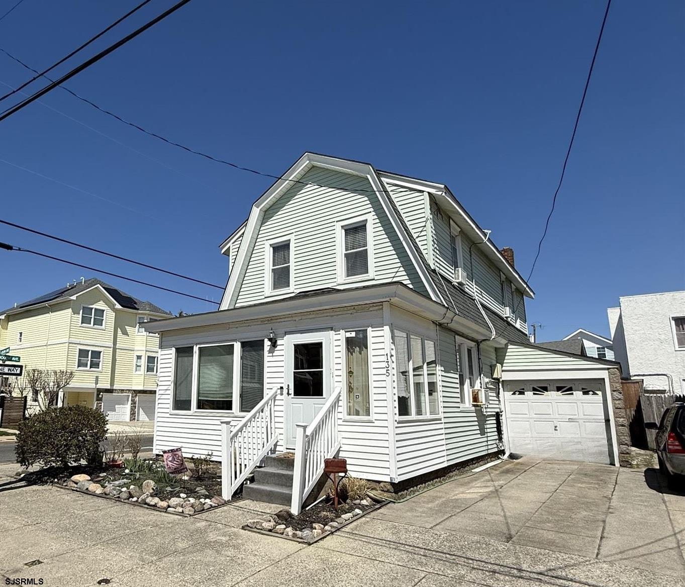135 N Avolyn Ave