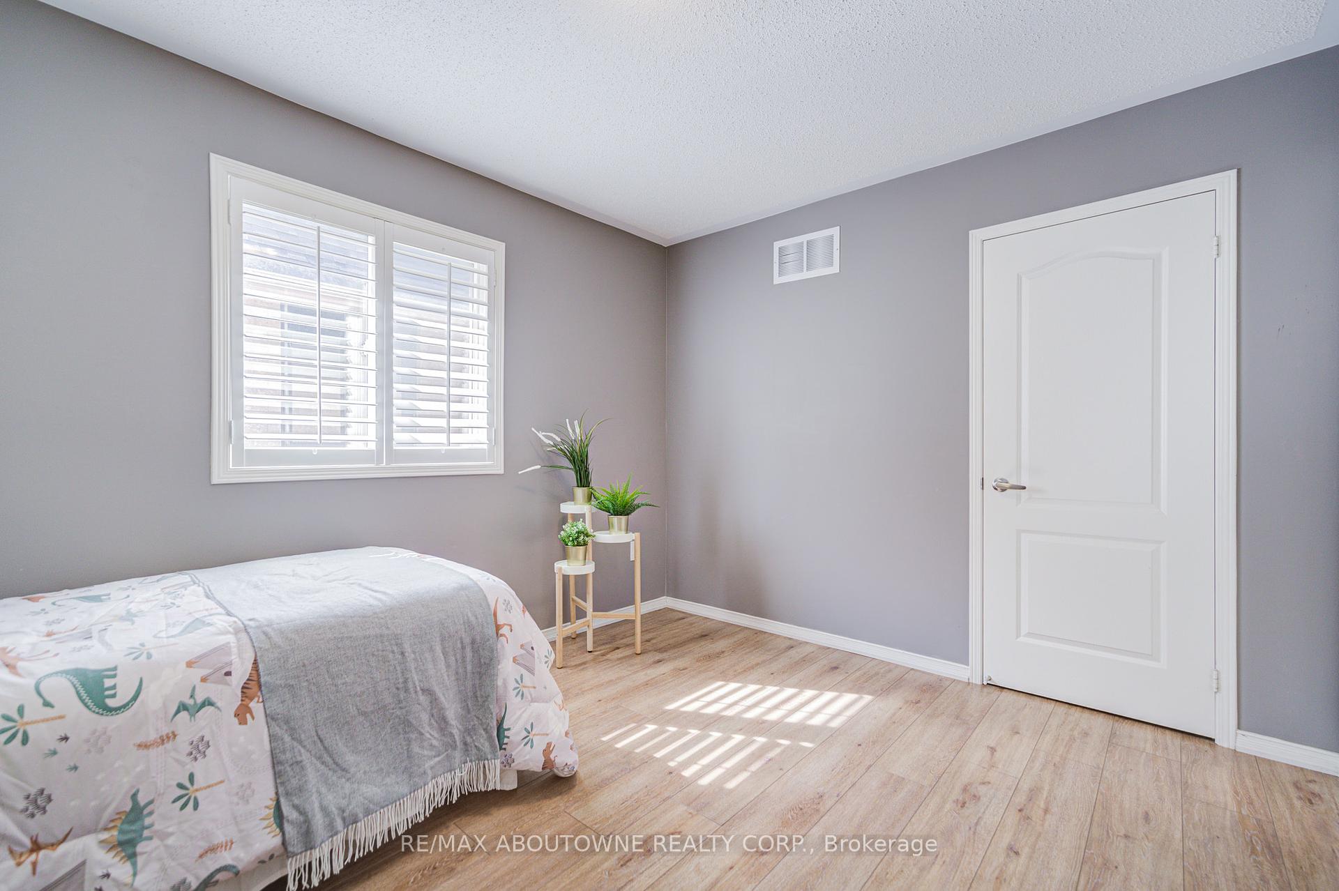 3041 Caulfield Crescent