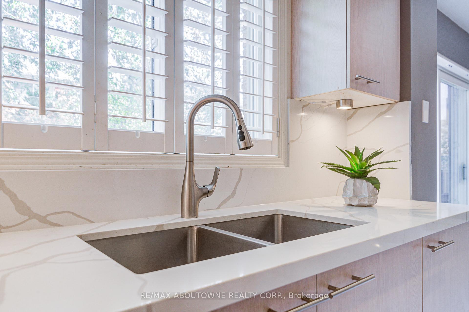 3041 Caulfield Crescent