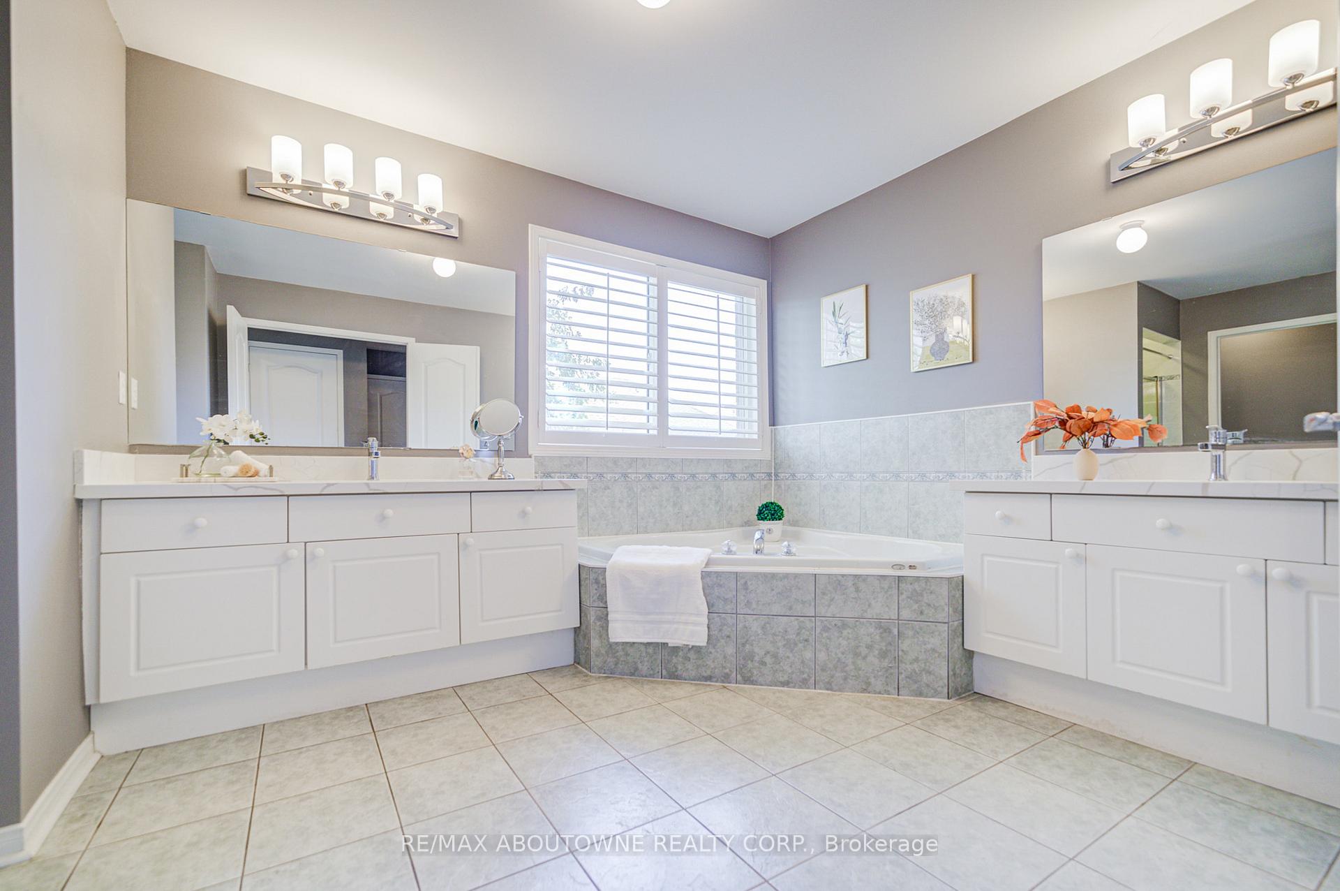 3041 Caulfield Crescent