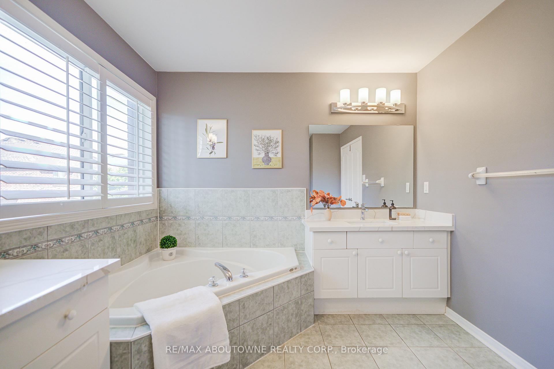 3041 Caulfield Crescent