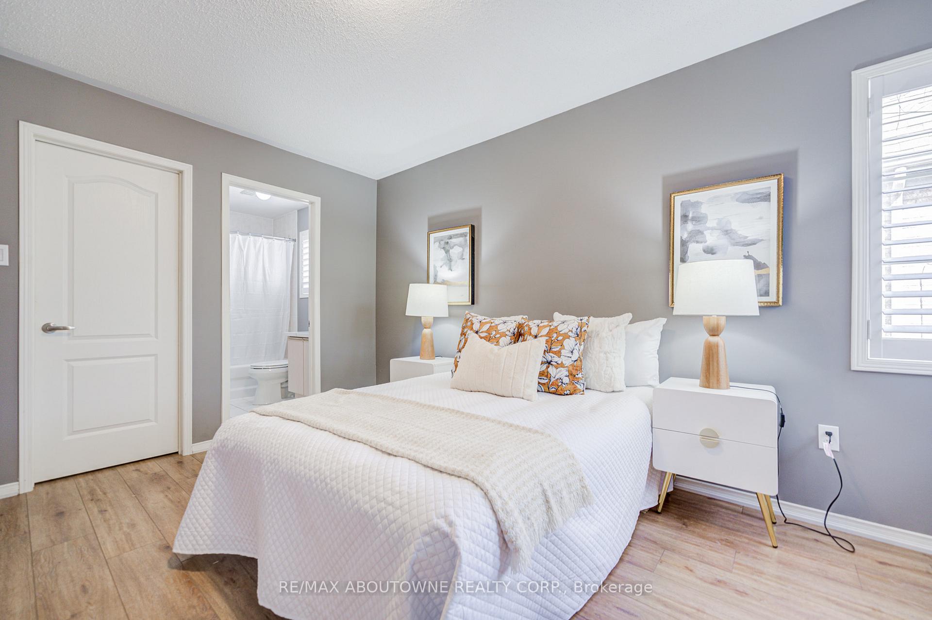 3041 Caulfield Crescent