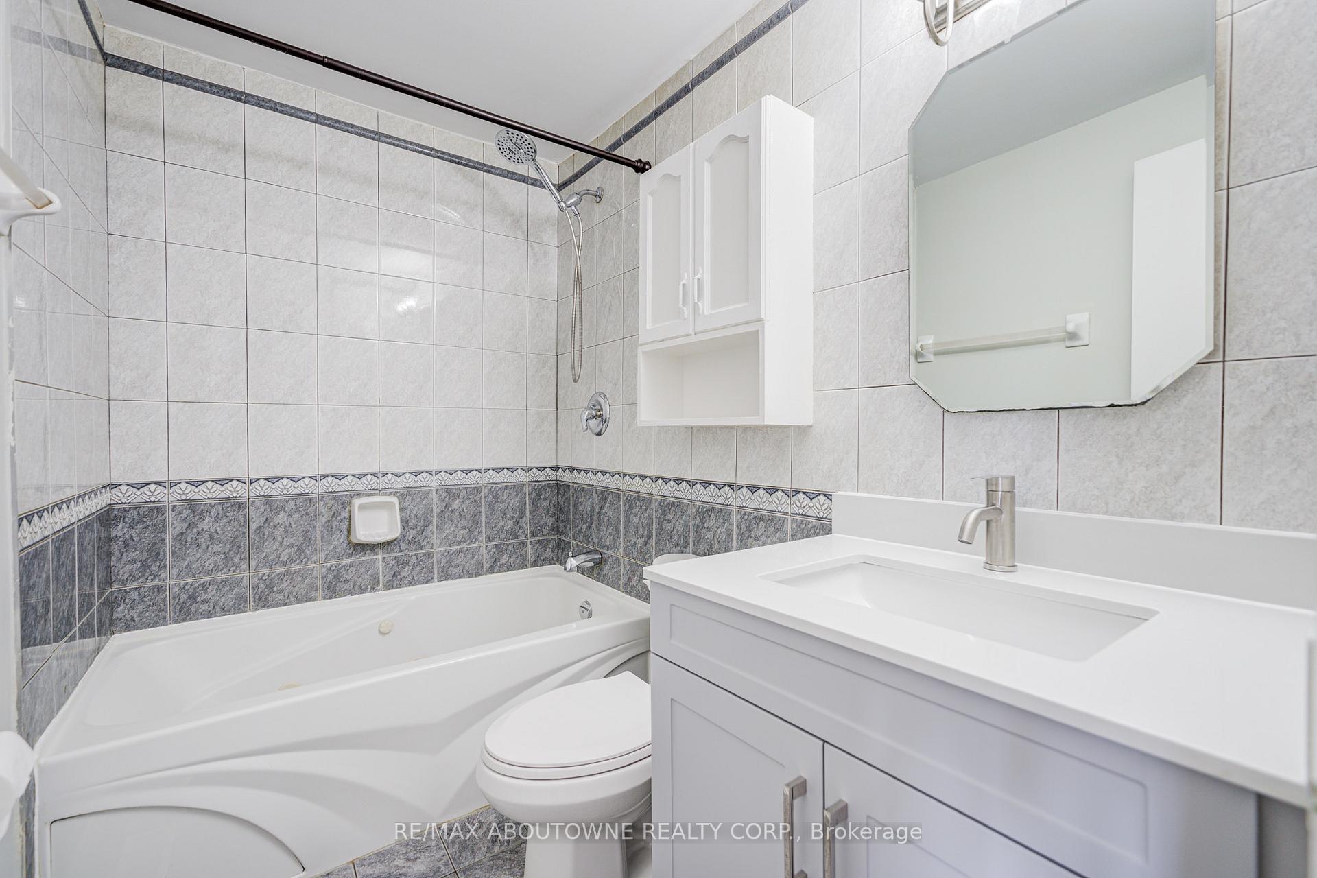 100 Oakdale Drive, Oakville, ON L6H 1J3