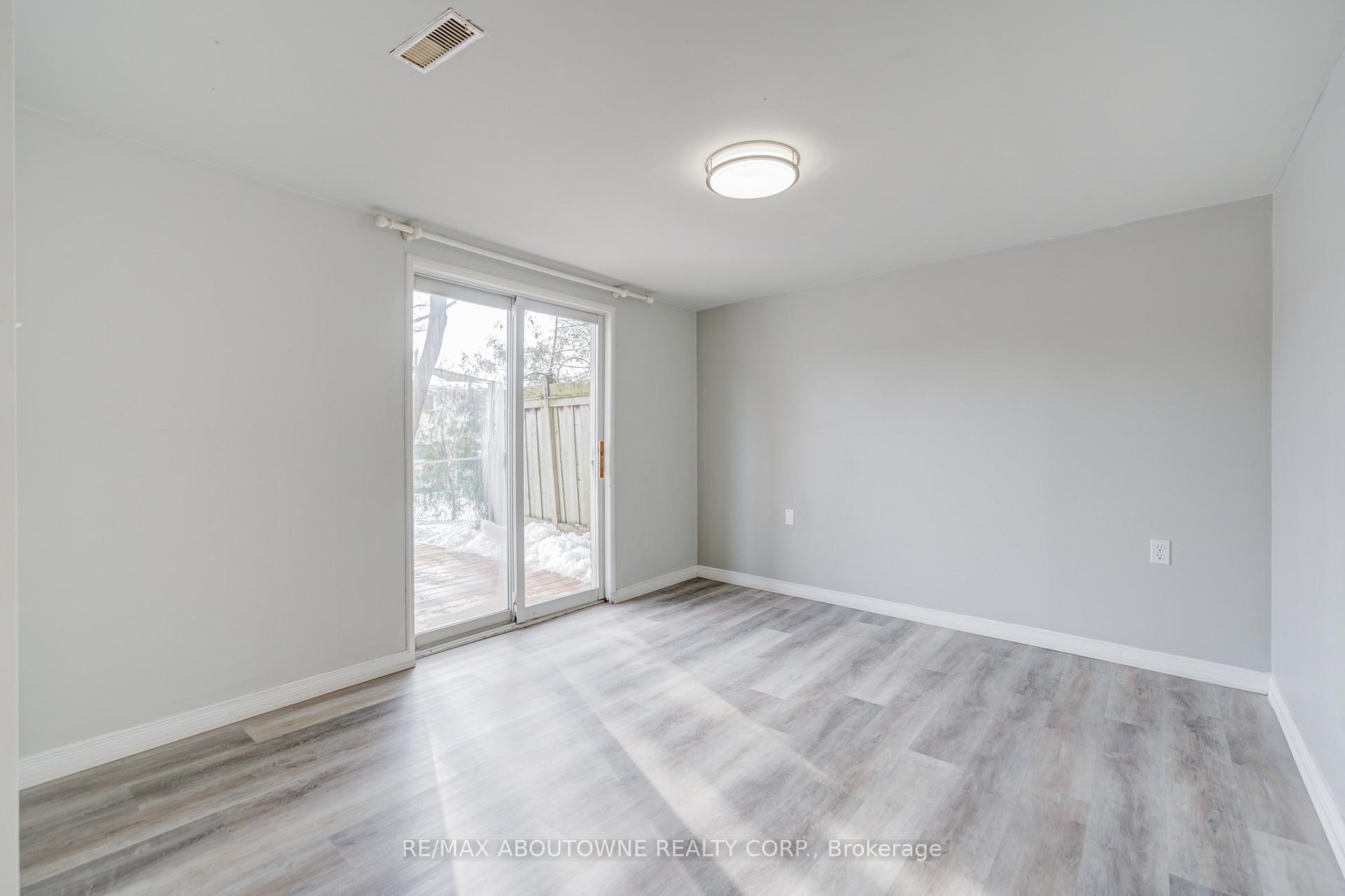 100 Oakdale Drive, Oakville, ON L6H 1J3