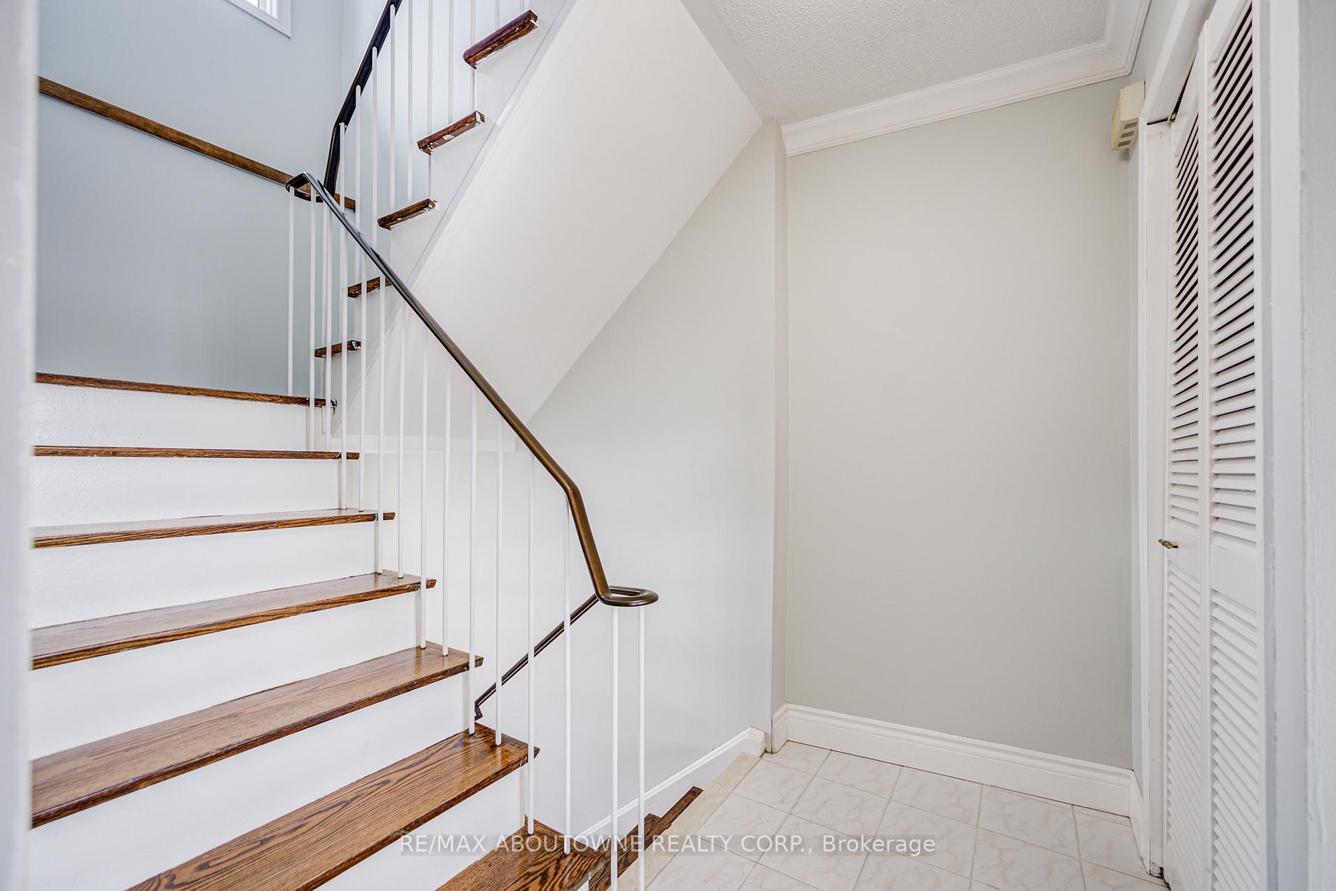 100 Oakdale Drive, Oakville, ON L6H 1J3