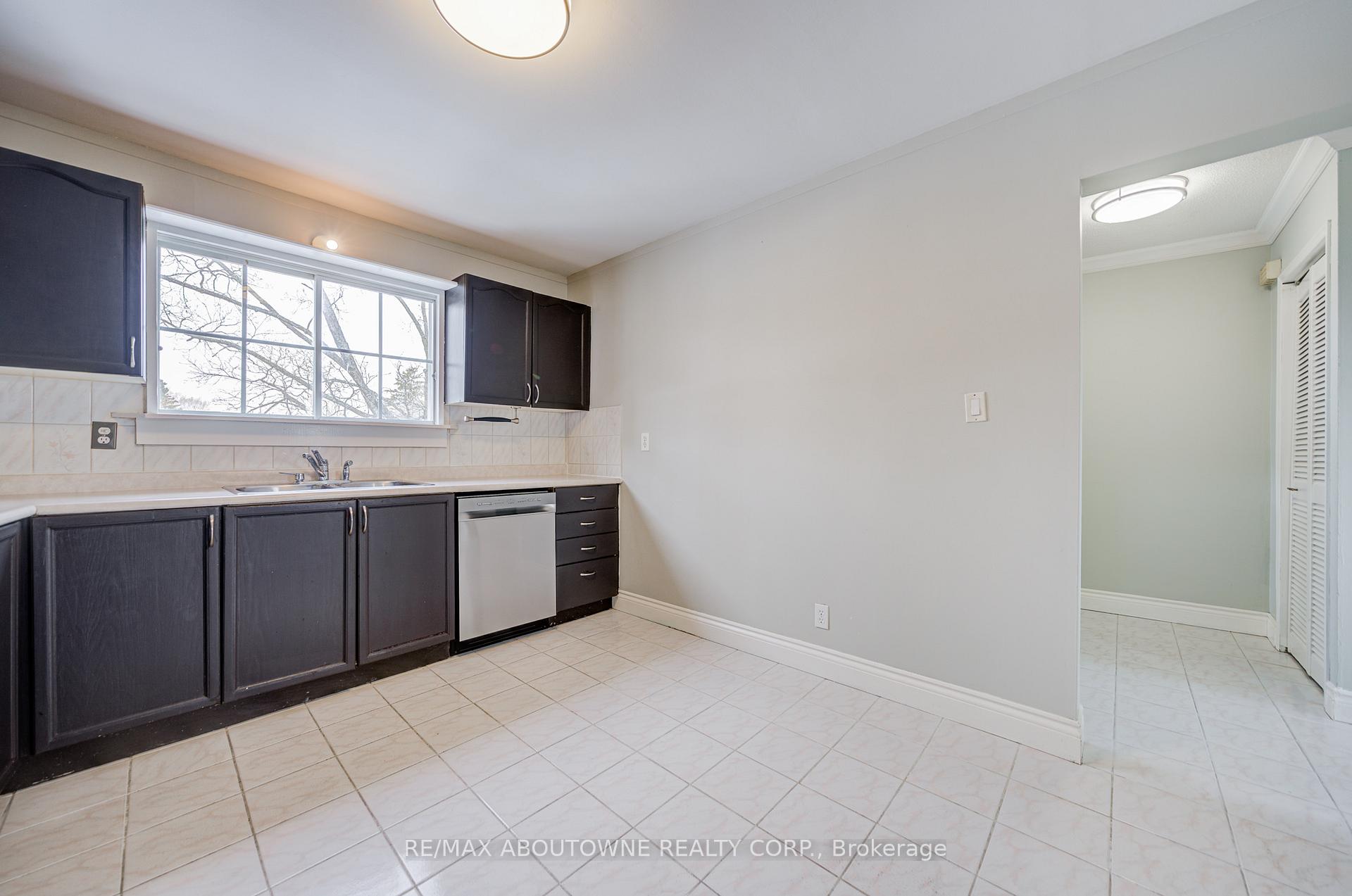 100 Oakdale Drive, Oakville, ON L6H 1J3