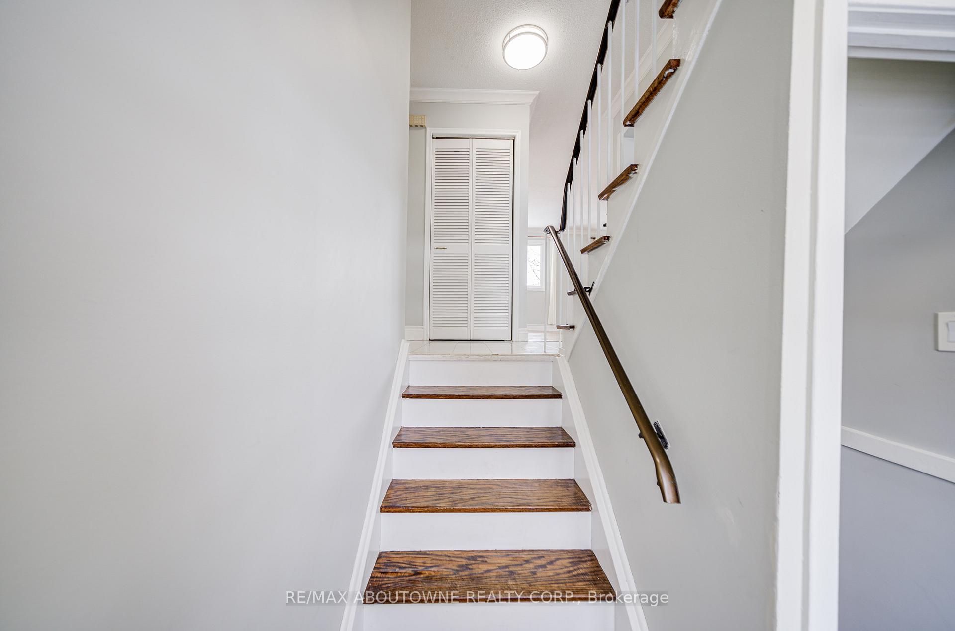 100 Oakdale Drive, Oakville, ON L6H 1J3